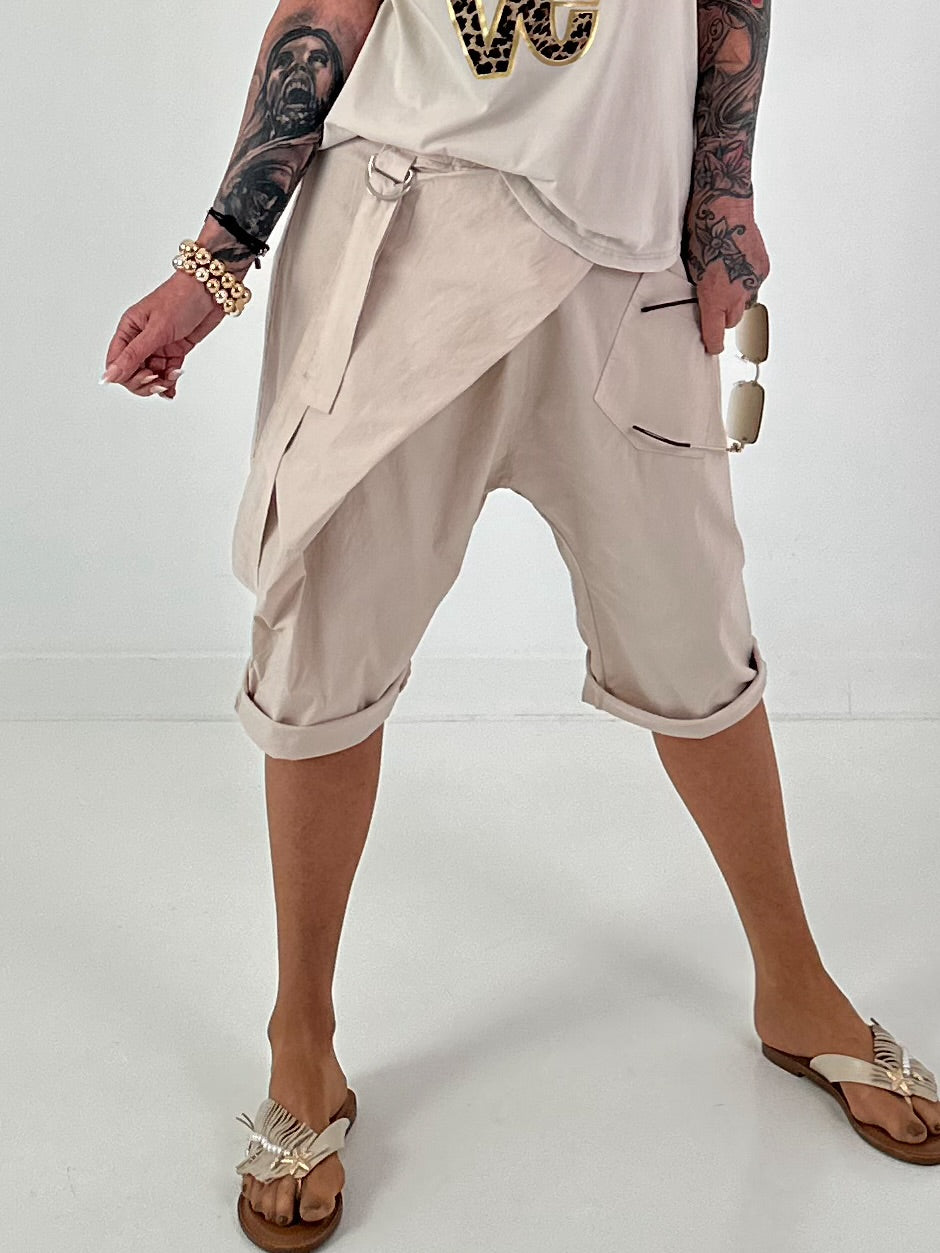 Short baggy shorts with overlap - beige