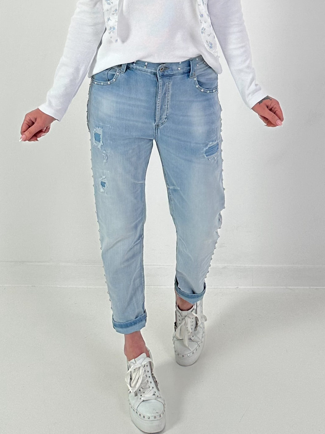 Boyfriend Jeans mit silbernen Nieten - light-denim