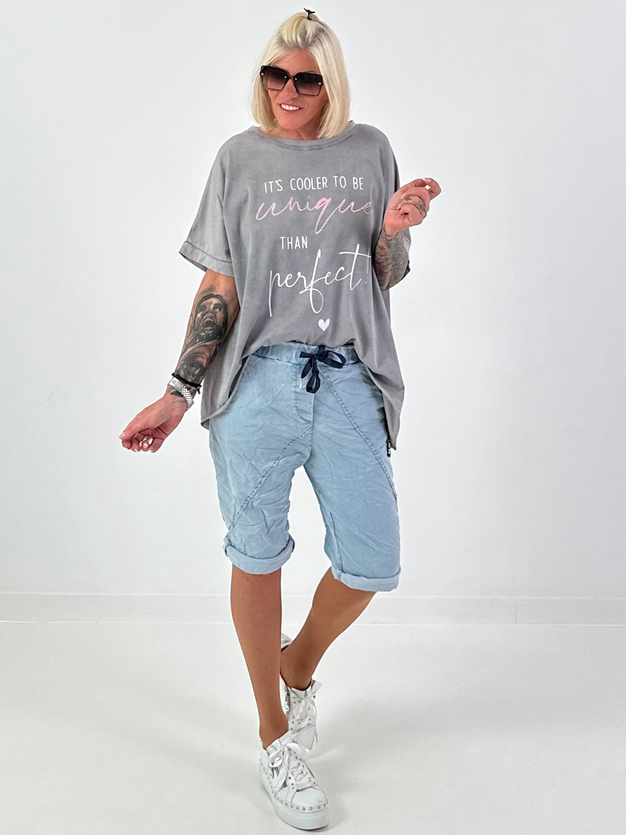 Short baggy jeans with eyelet details - light blue (available from 05/15/26)