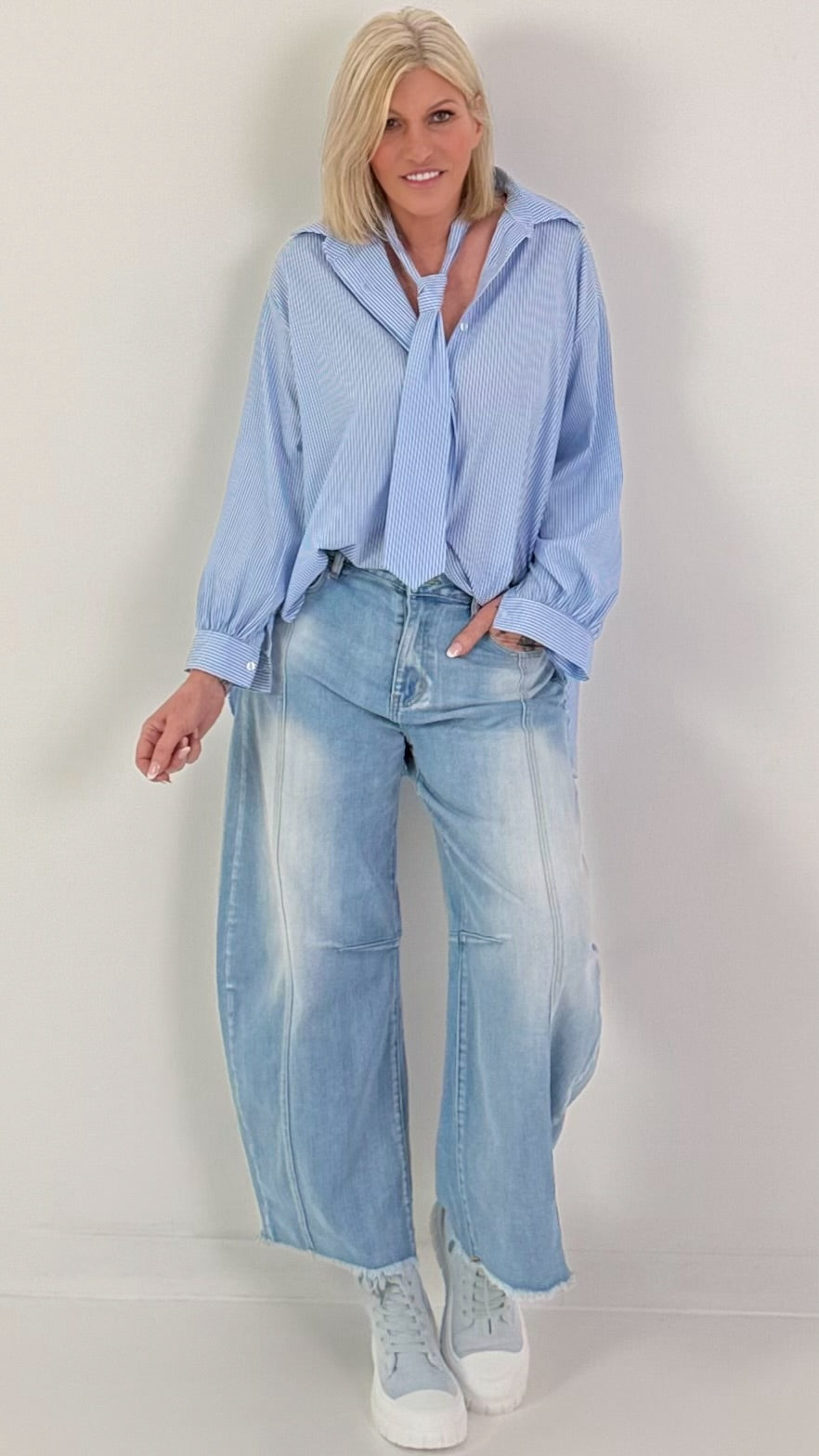 Overhemdblouse met strik - lichtblauw en wit