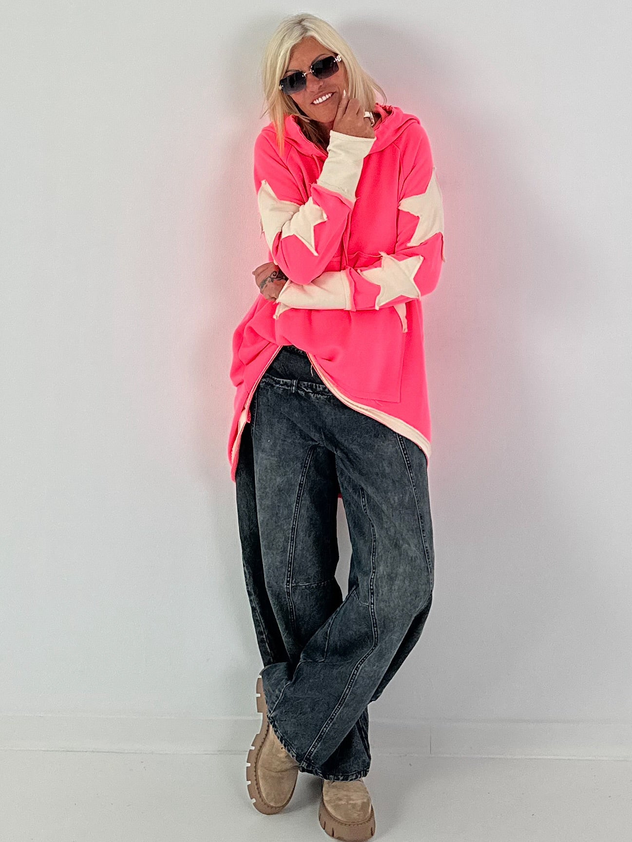 Lässiger Long Hoodie mit Daumenloch und trendigen Sternenelementen - neonpink