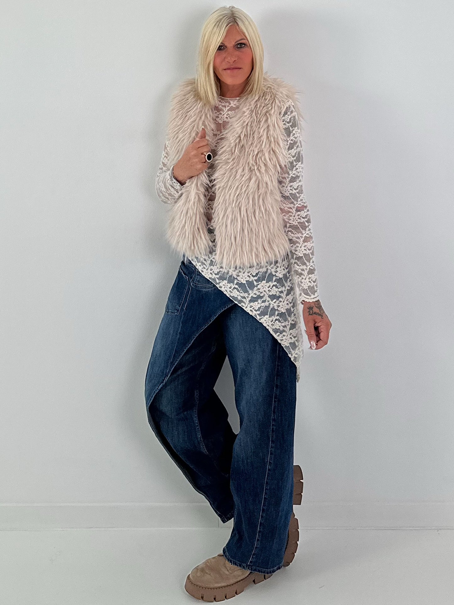 Asymmetrisches Spitzenshirt mit floralem Muster - 6 Farben