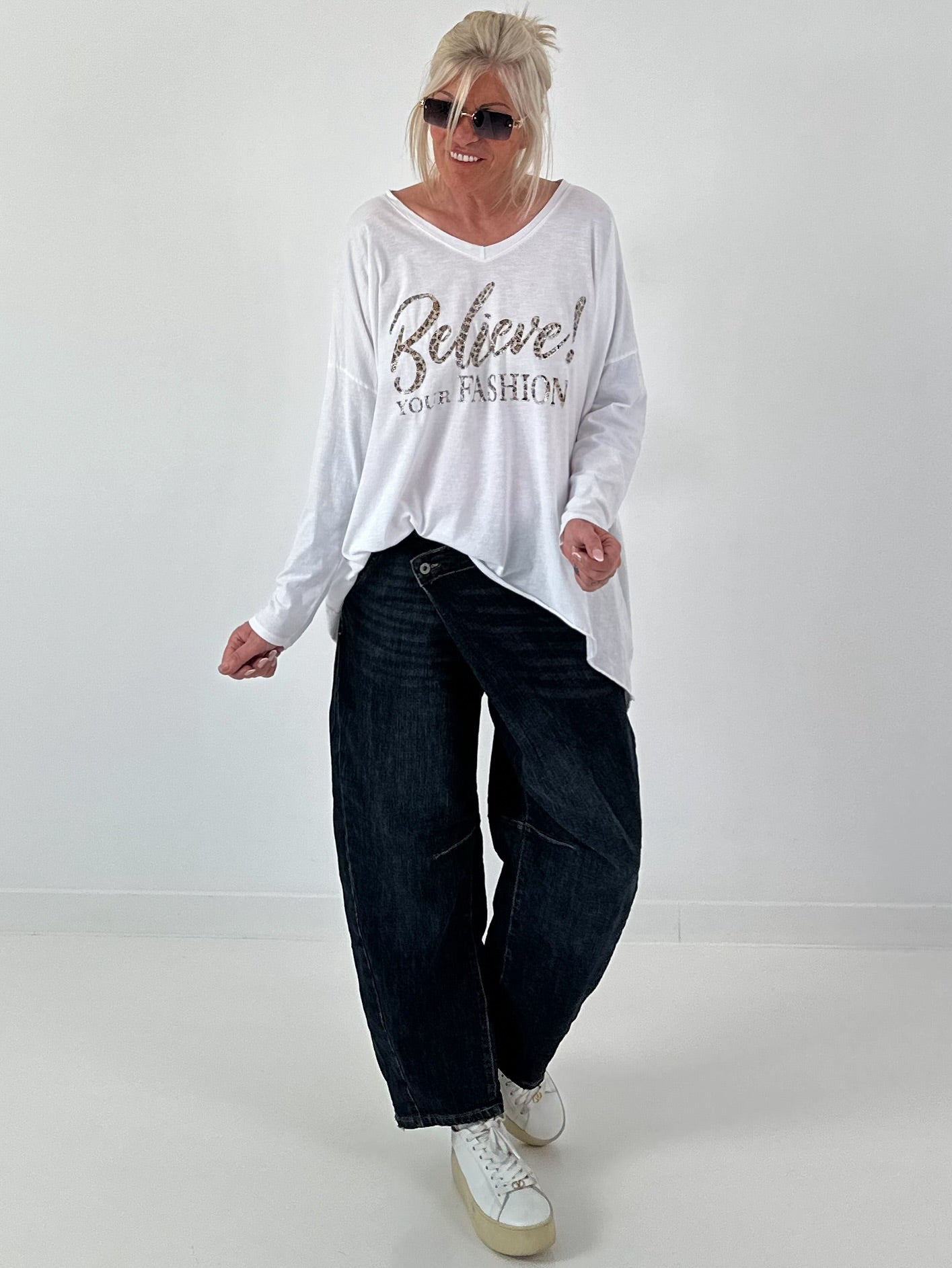Oversized Shirt mit Leo-Print und Strass-Details - weiss