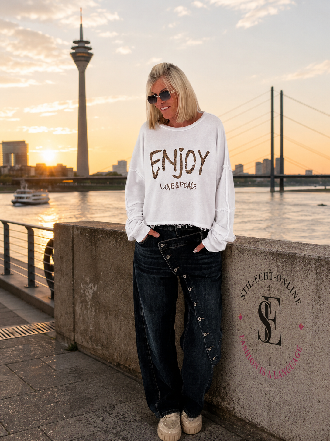 Sweater with purl seams and print - white