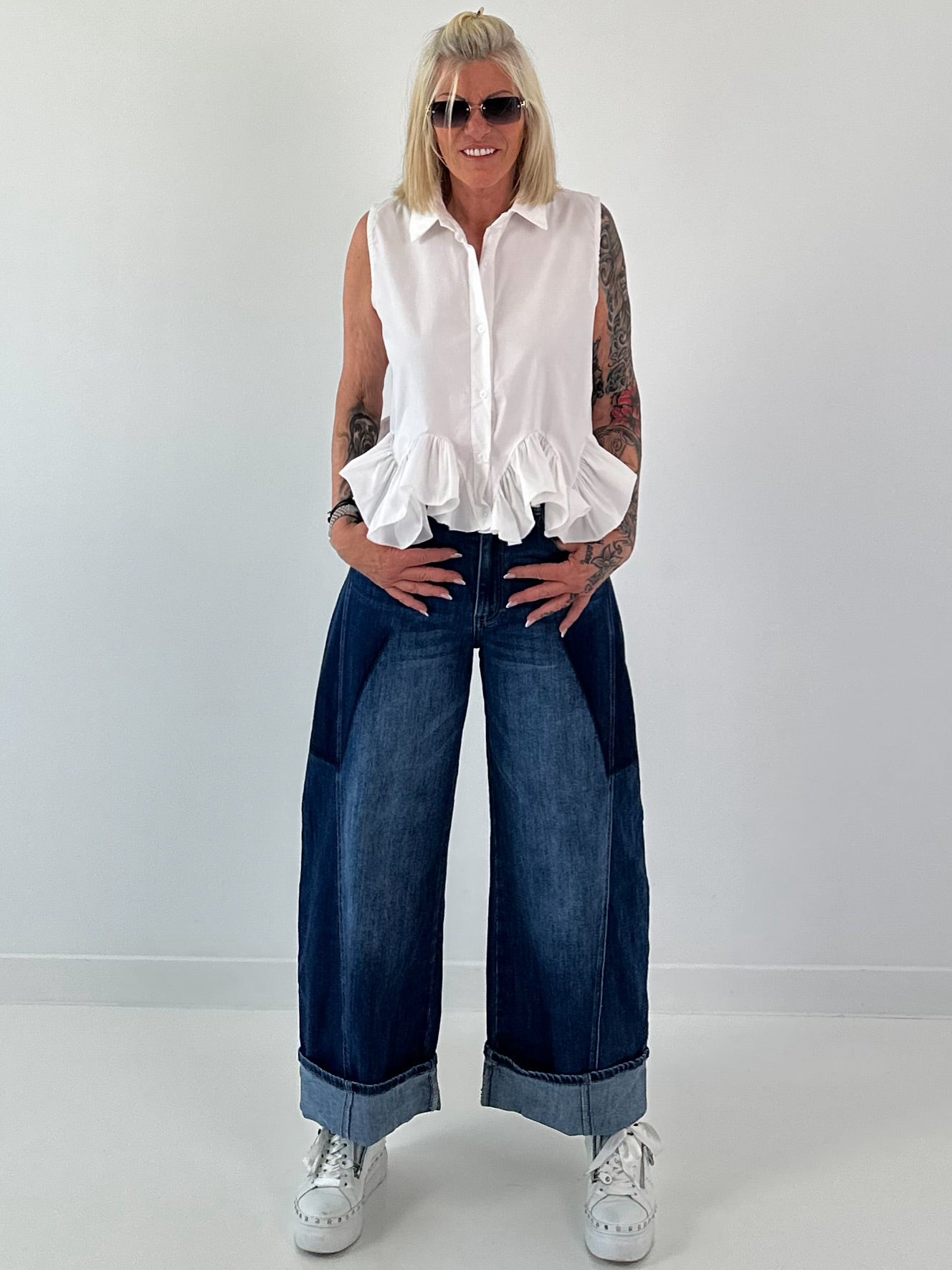 Ärmellose Bluse mit Volants  - weiss
