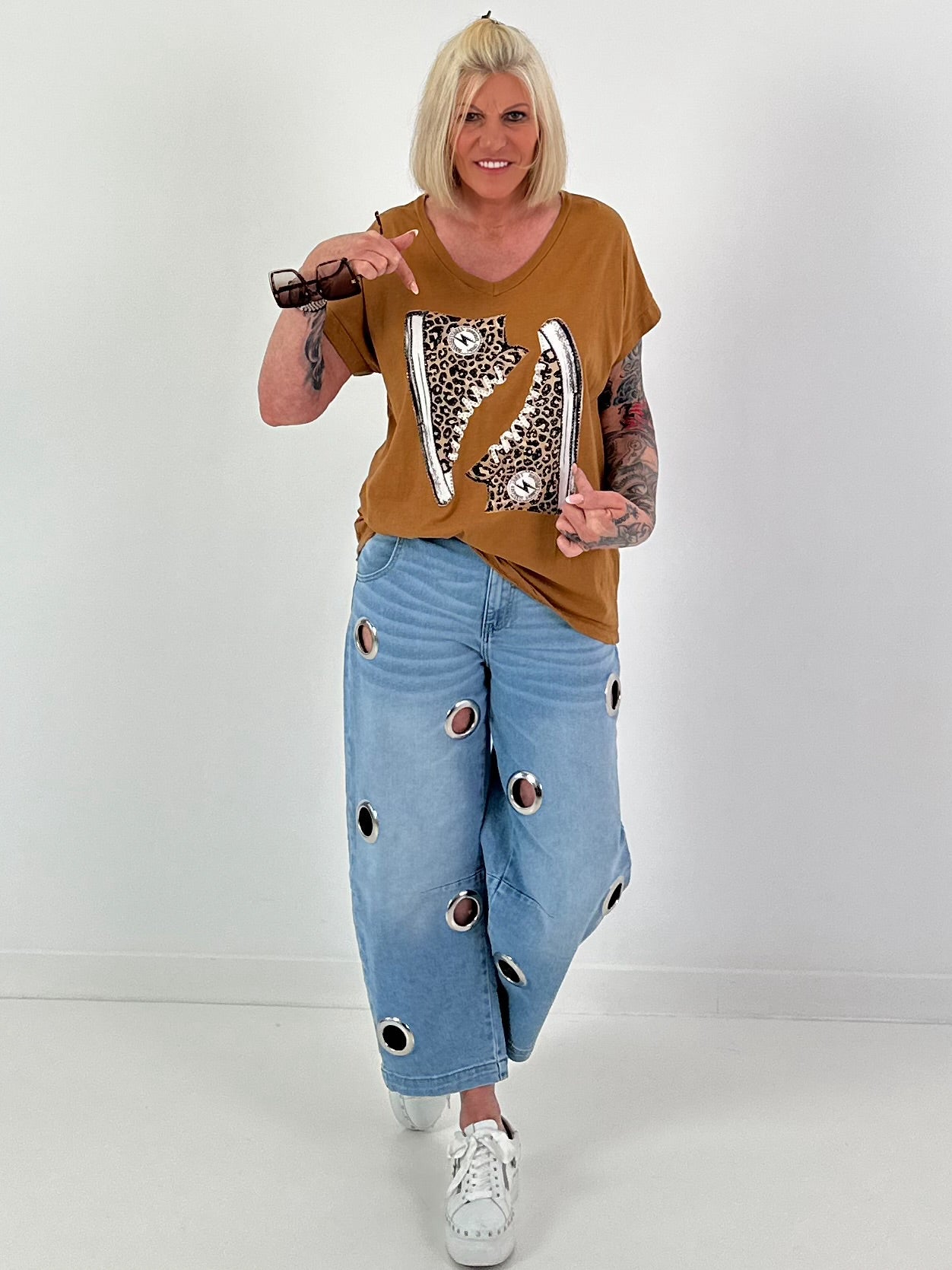 T-shirt with leopard shoe print - camel