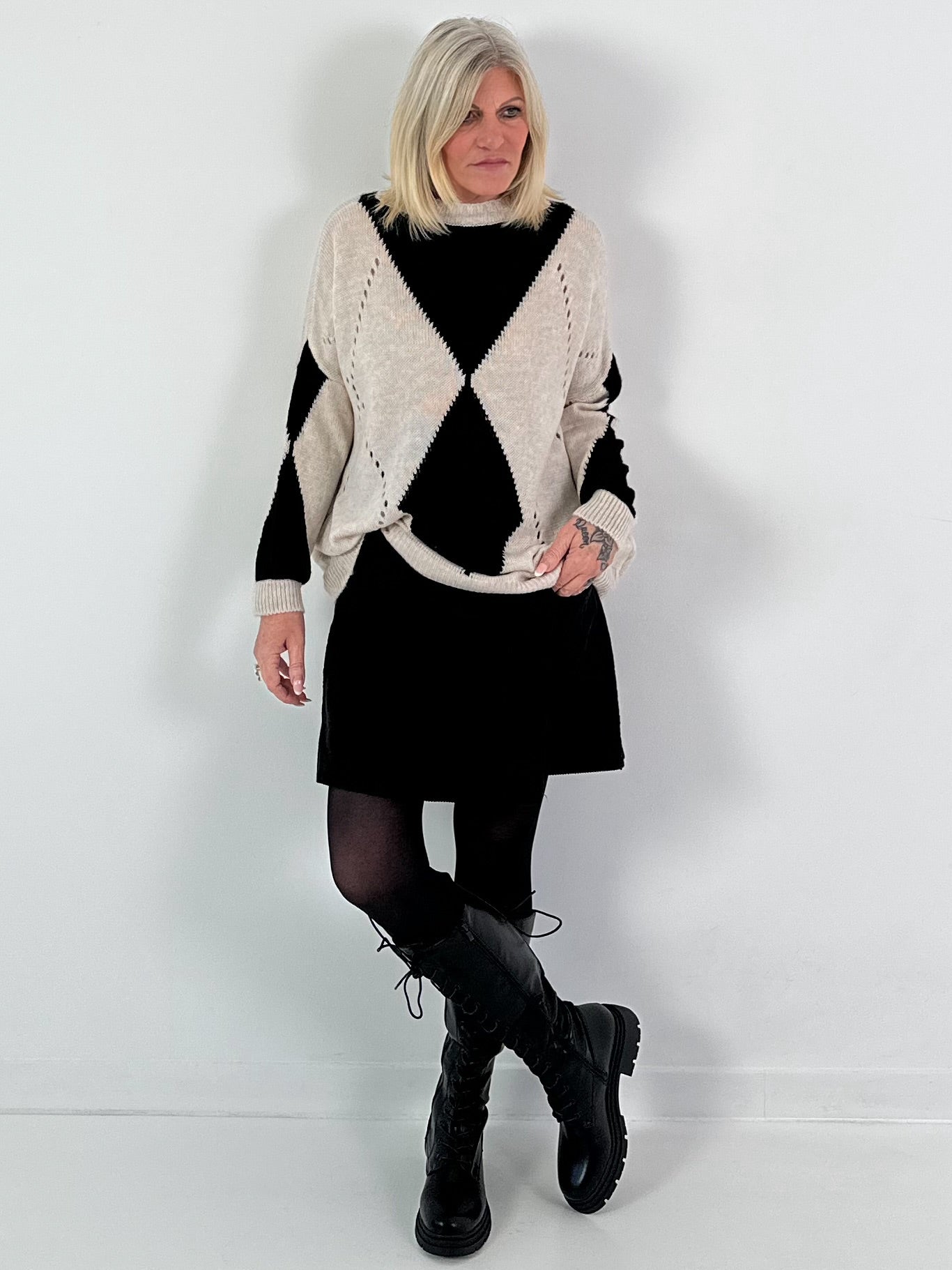 Sweater model "Geometric Glow" - beige-black