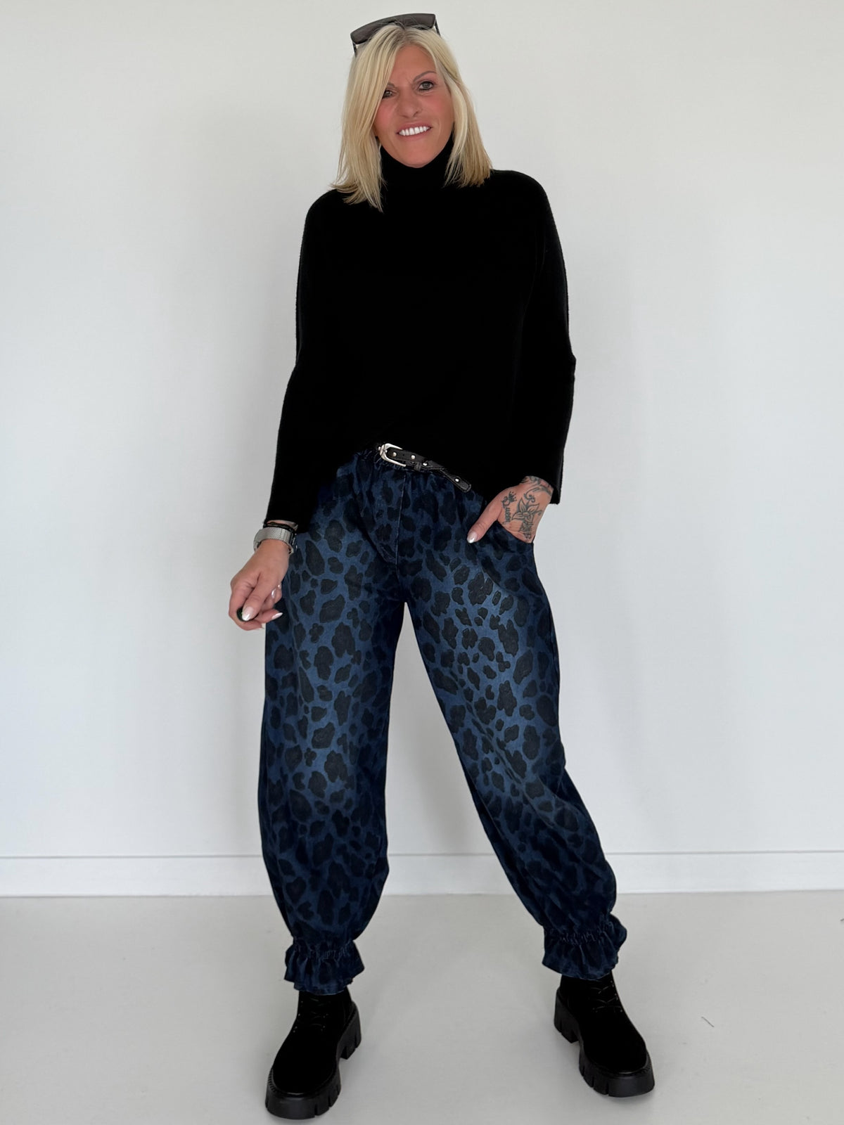 Jeans-Pumphose im Allover-Leoprint mit Gürtel - used-black ( lieferbar ab ca.09.10.26)