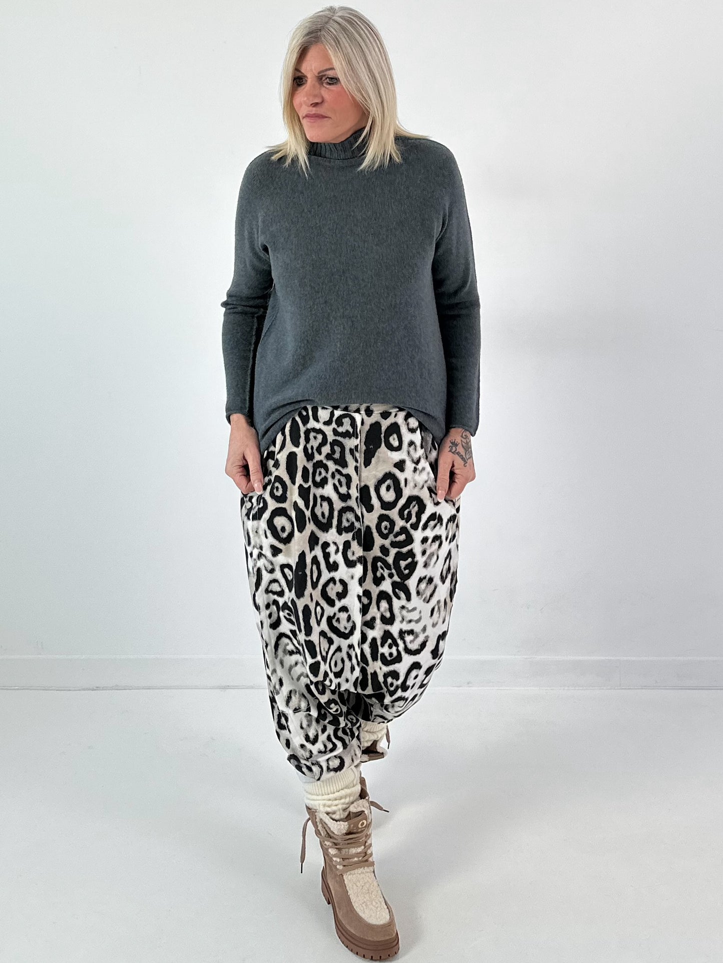 Sweater model "Minimal Chic" - anthracite