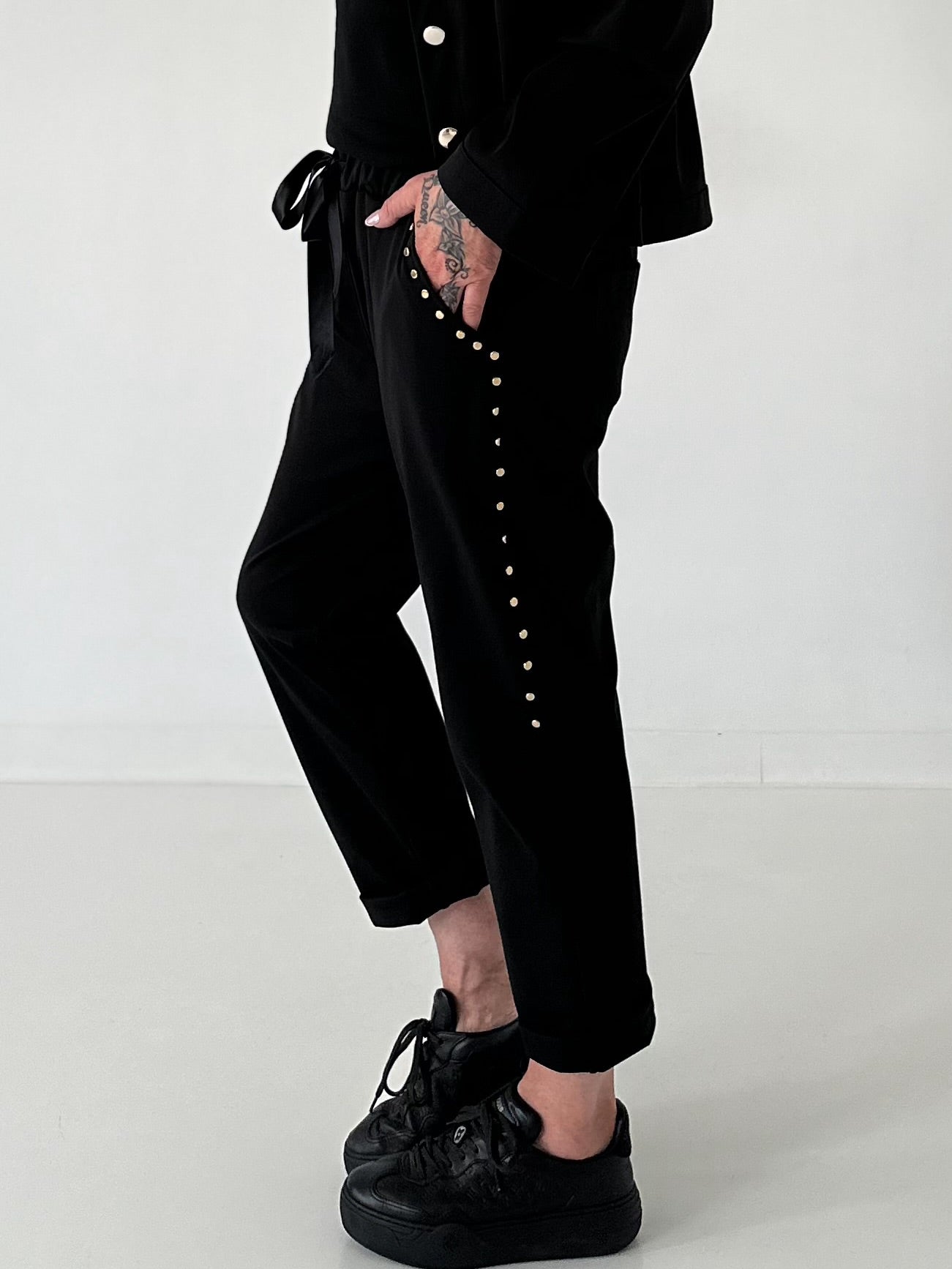 Hose mit goldenen Nieten-Details - schwarz