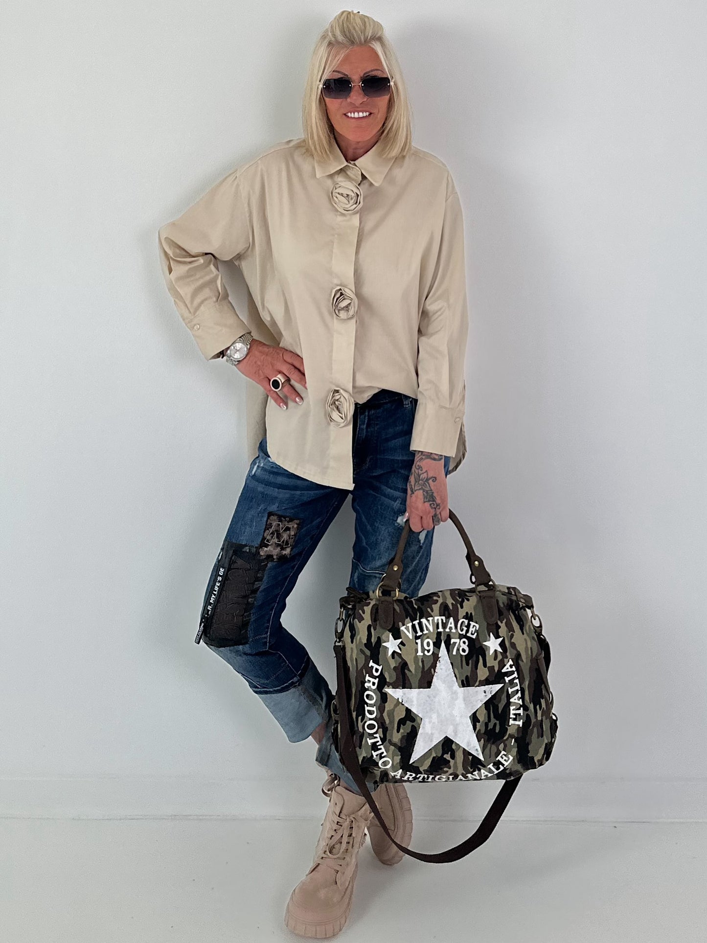 Bluse mit 3D-Blüten - beige