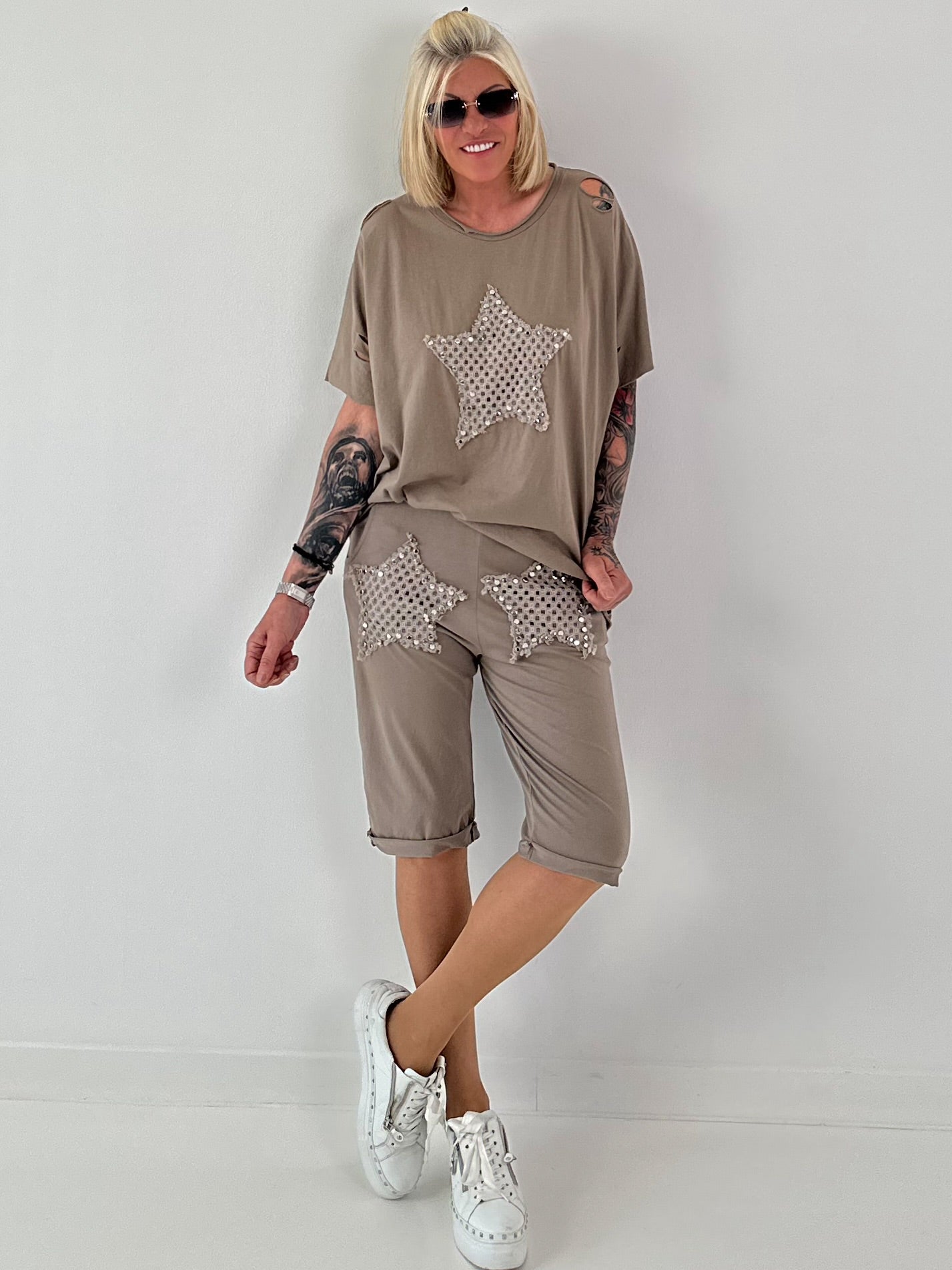 T-Shirt mit Häkelstern-Nieten-Cut-Outs - taupe