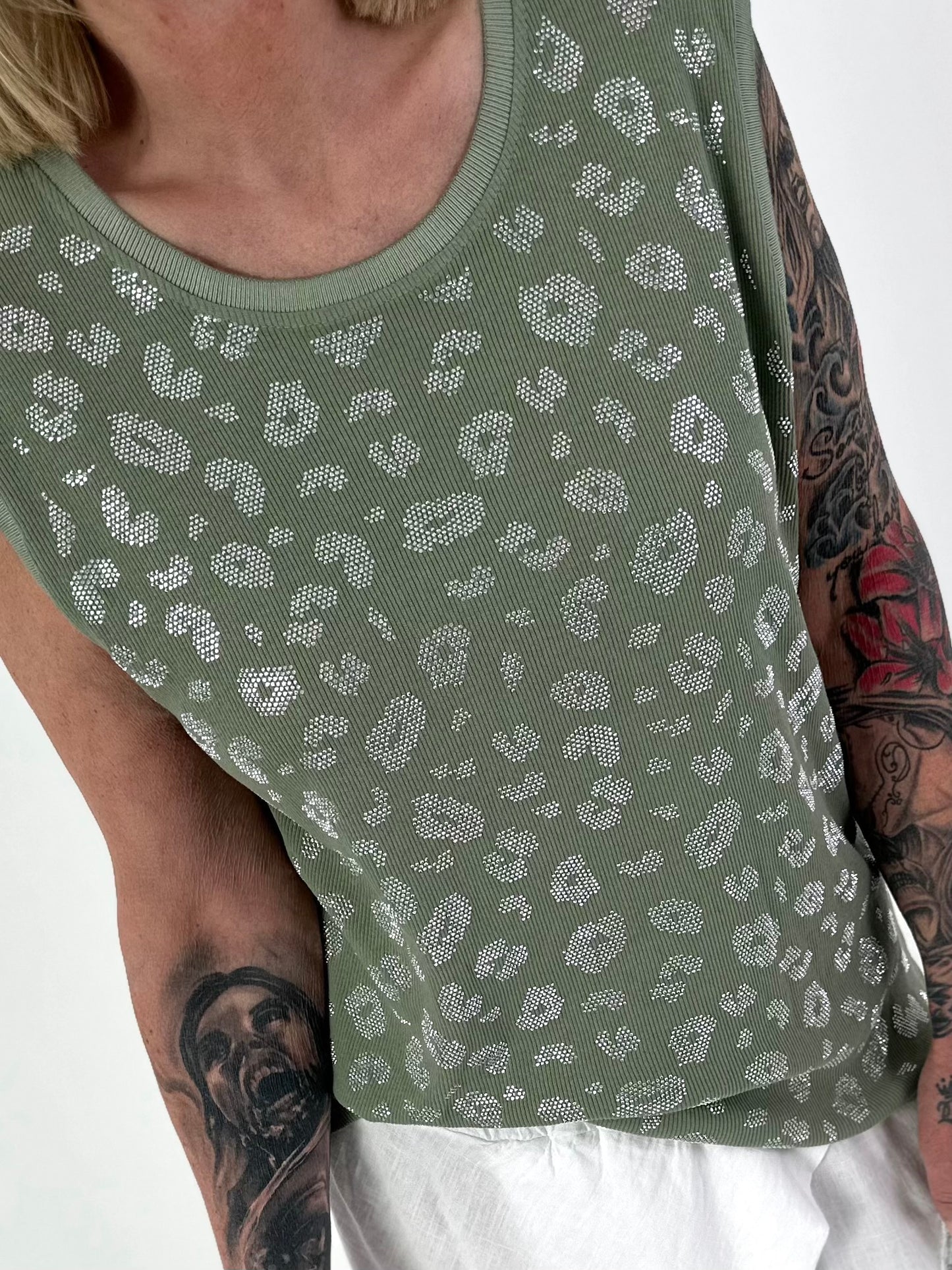 Ripp Top mit Glitzer Leo - khaki