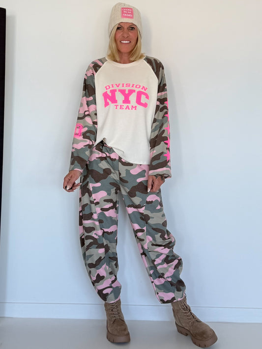 Sweater mit Camouflage-Ärmeln und 3D-Print - beige-oliv-mehrfarbig
