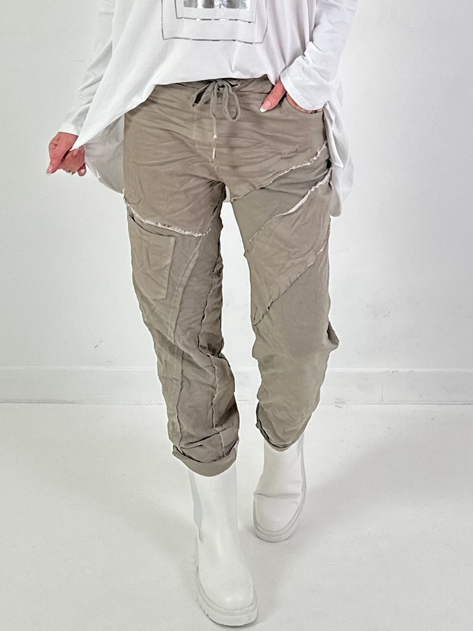 Hose Modell "Rough Flow" - taupe