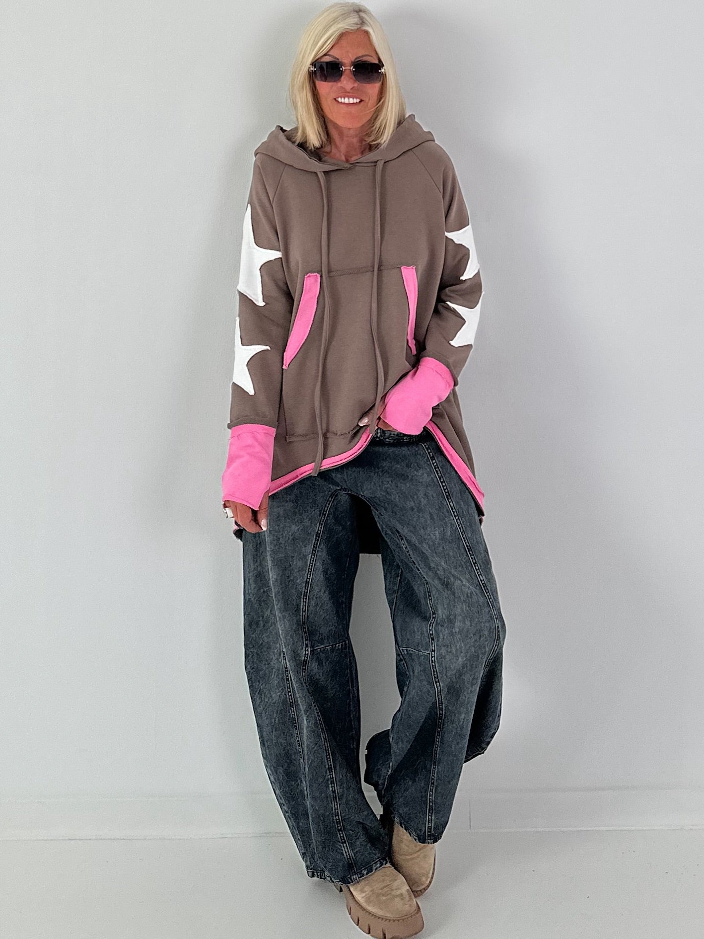 Lässiger Long Hoodie mit Daumenloch und trendigen Sternenelementen - taupe