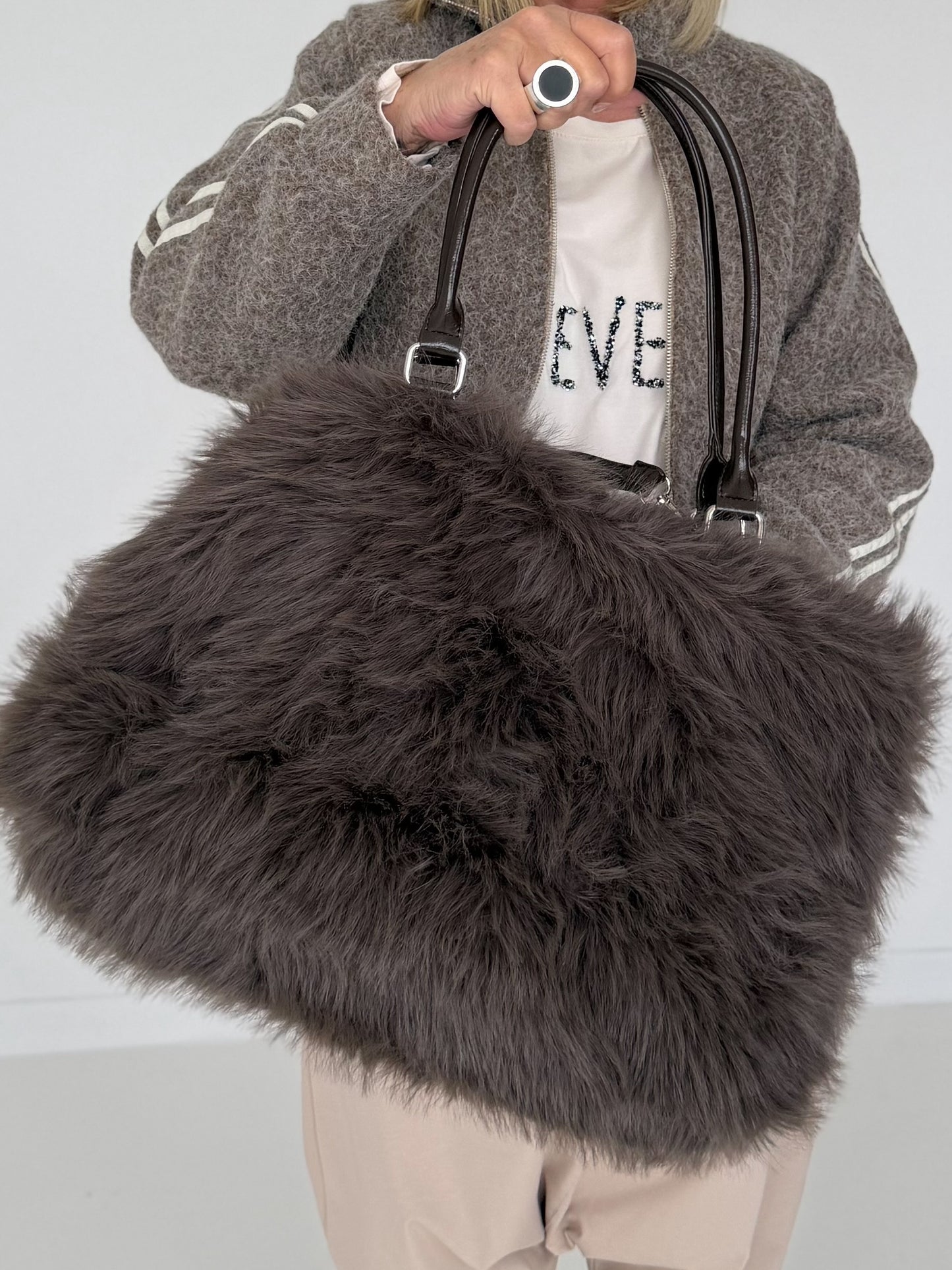 Felltasche mit funkelnden Details - mokka
