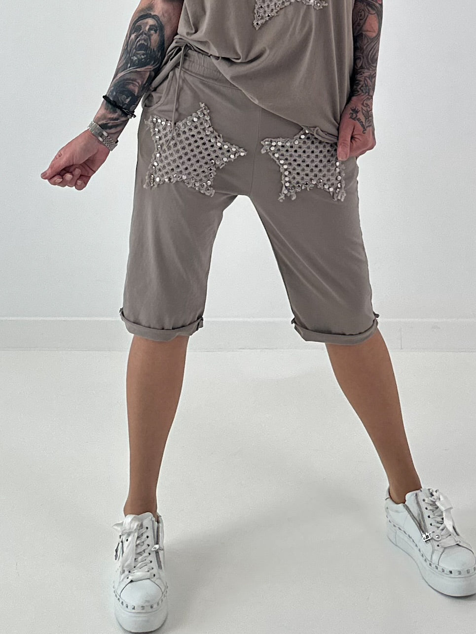 Sweat Short mit Häkelstern und  Nieten - taupe