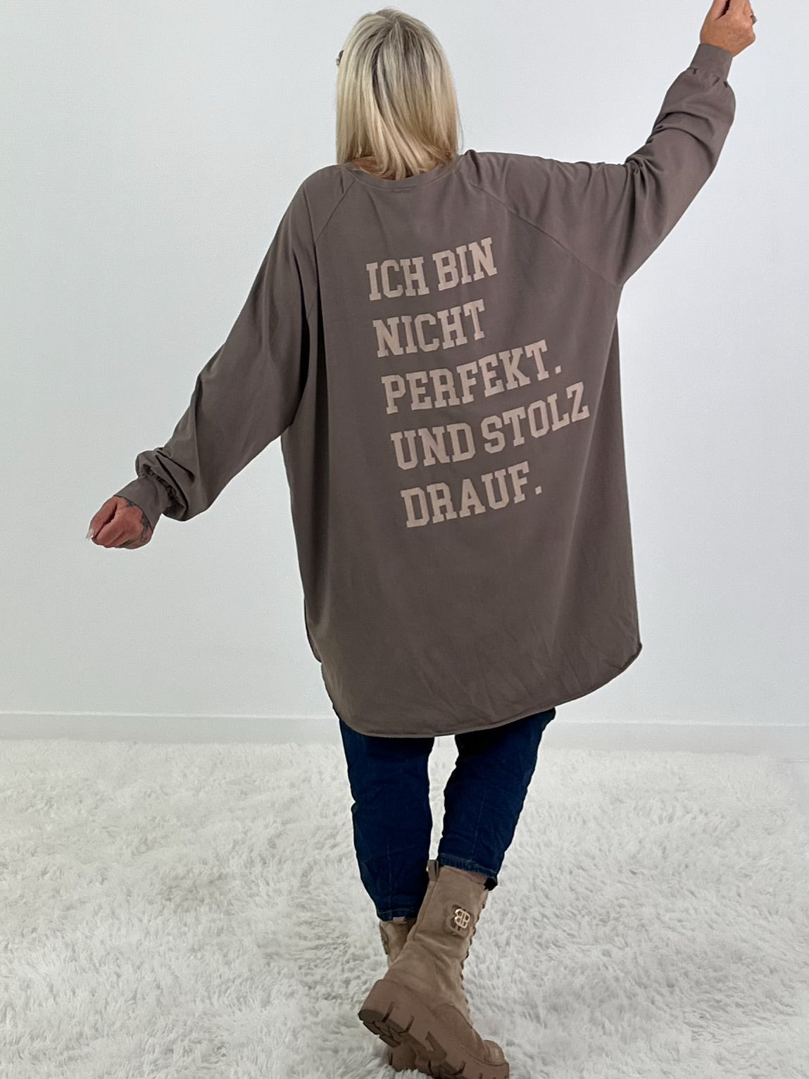 Oversized Shirt mit Statement Spruch auf dem Rücken - taupe