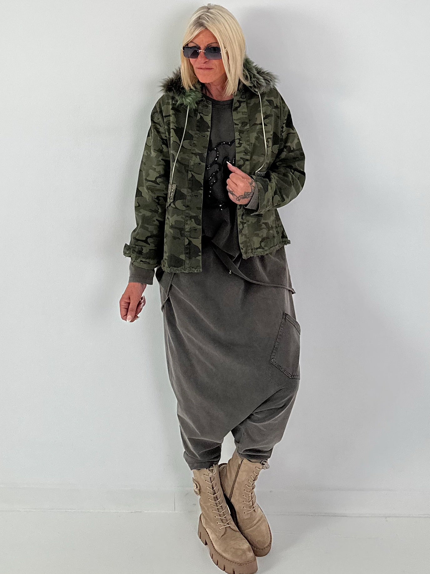 Stylische Jacke mit Fellkragen und großem Rückenpatch - camouflage