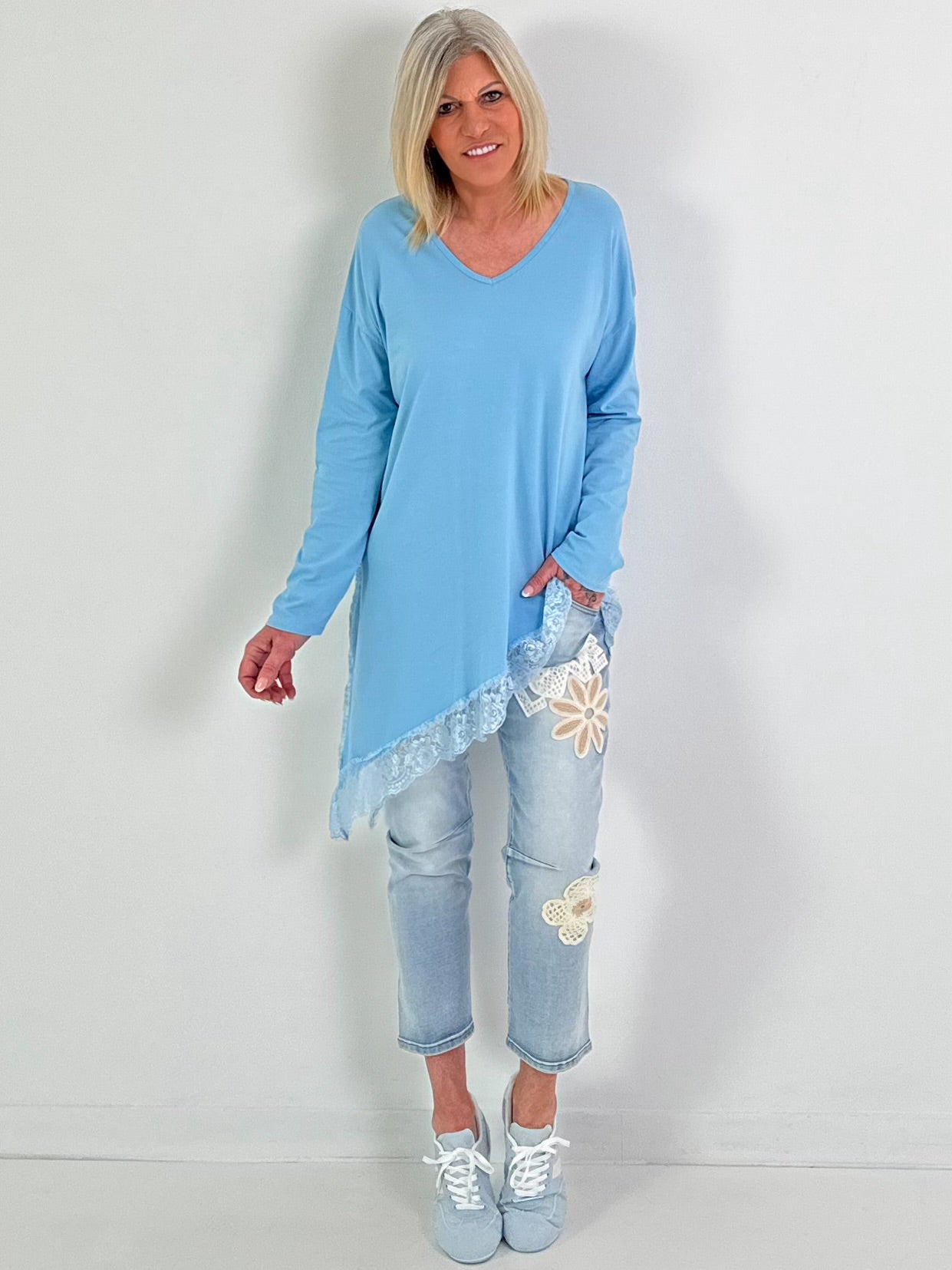 Shirt mit Spitzenabschluss - hellblau