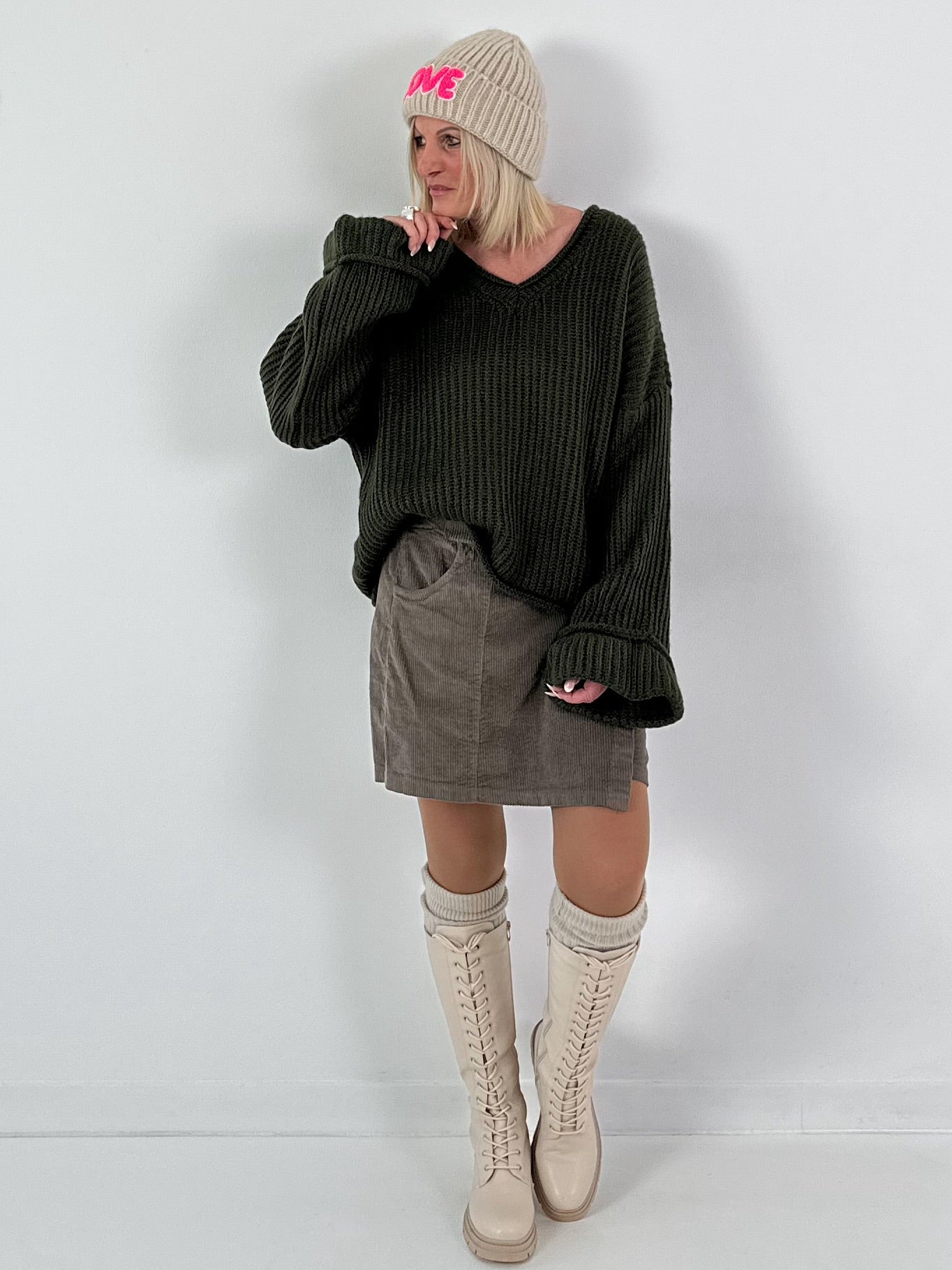 V-hals trui met wijde mouwen, model "Soft Horizon" - olijfgroen