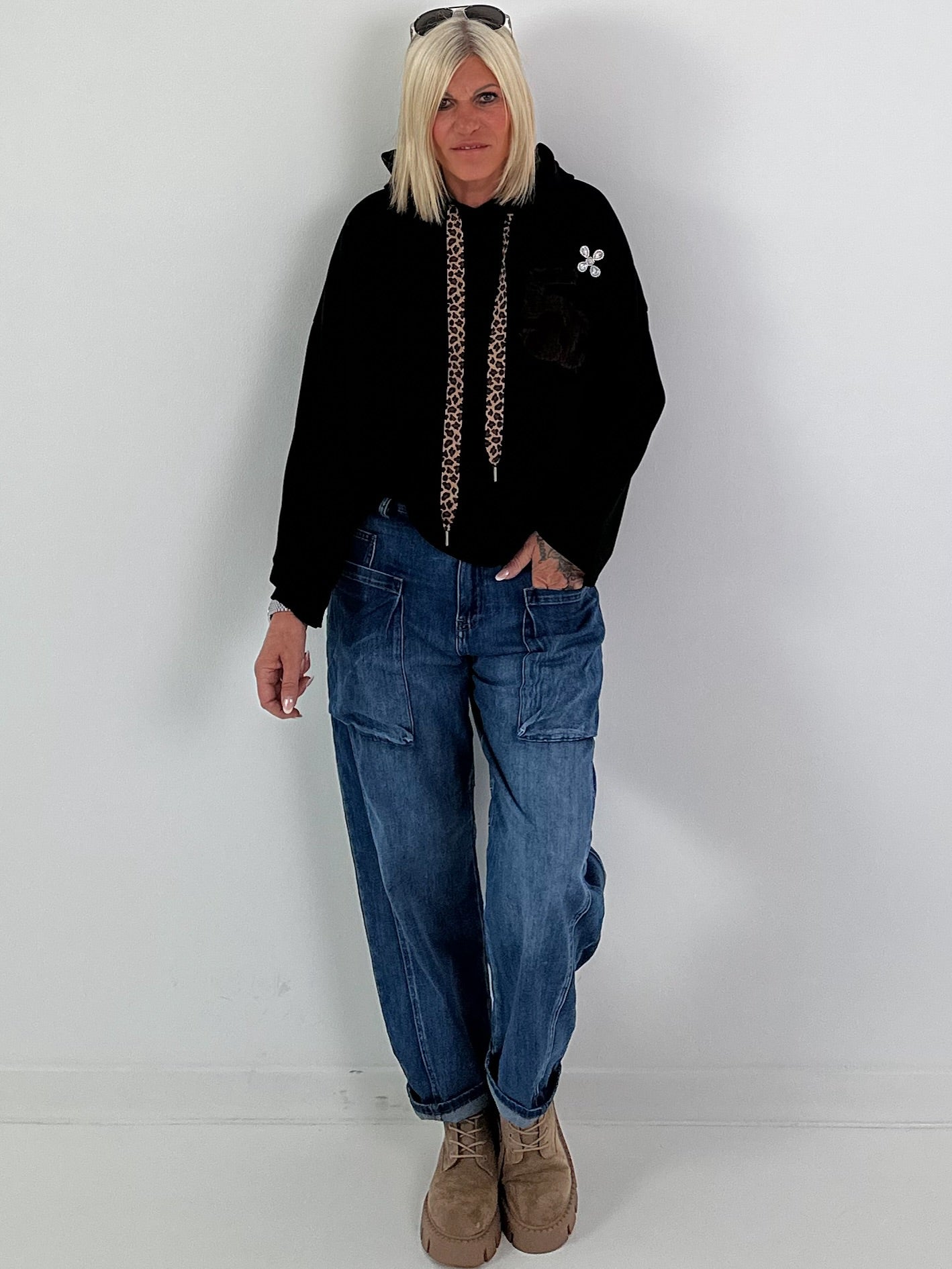 Hoodie mit Leo Bändchen und Teddyplüsch Print - schwarz
