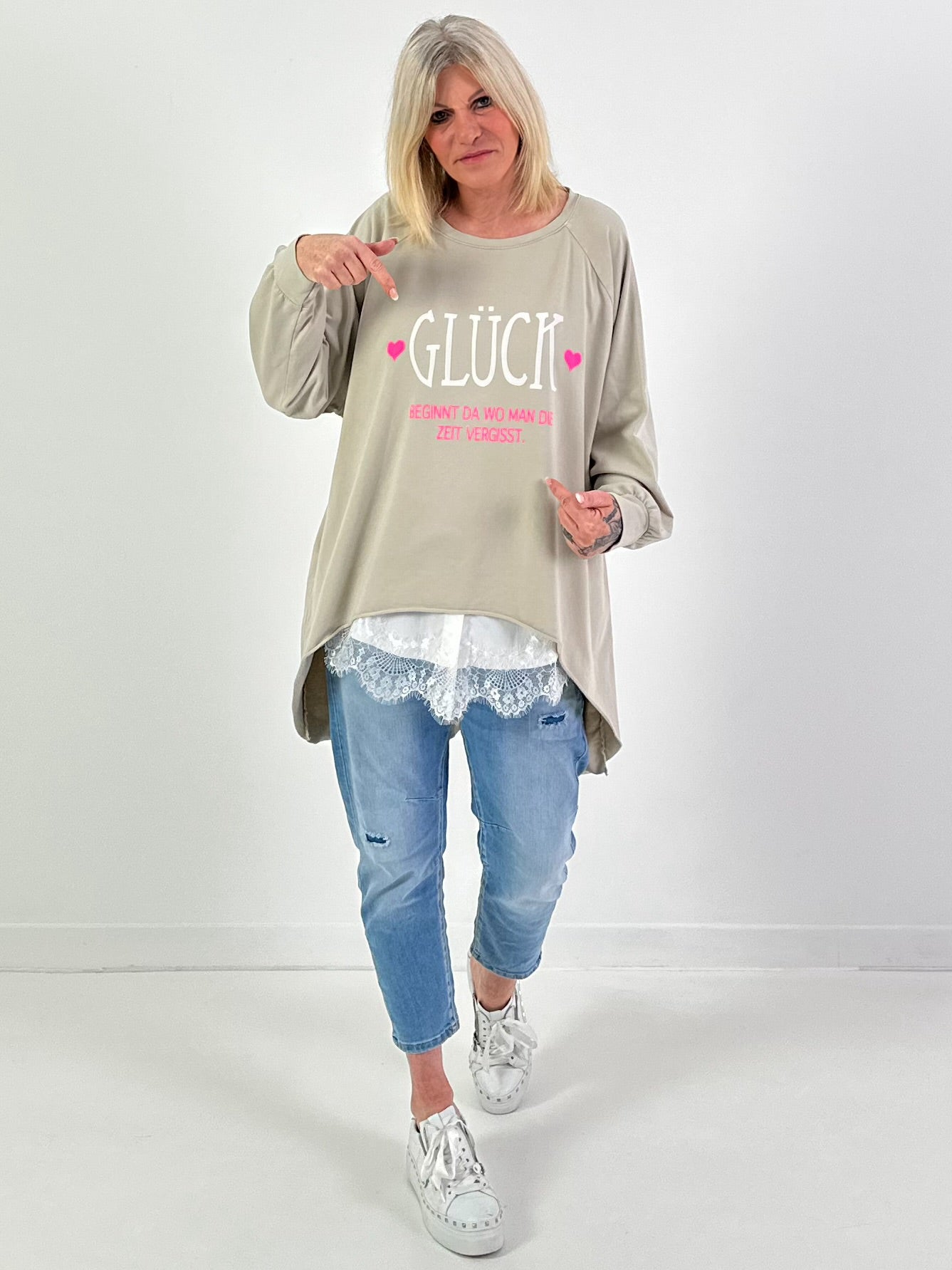 Oversized stonewashed Sweatshirt Modell "Glück..." - beige