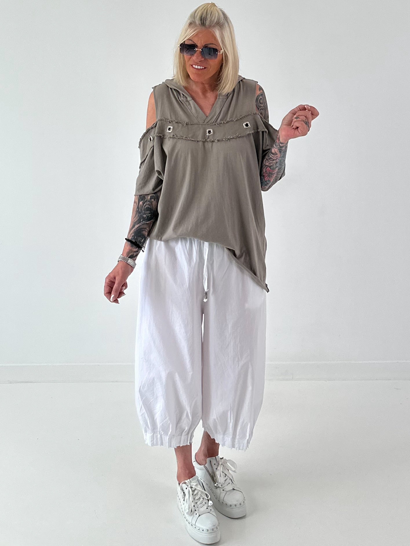 Hoodie Shirt mit Cut Out Shoulder - taupe