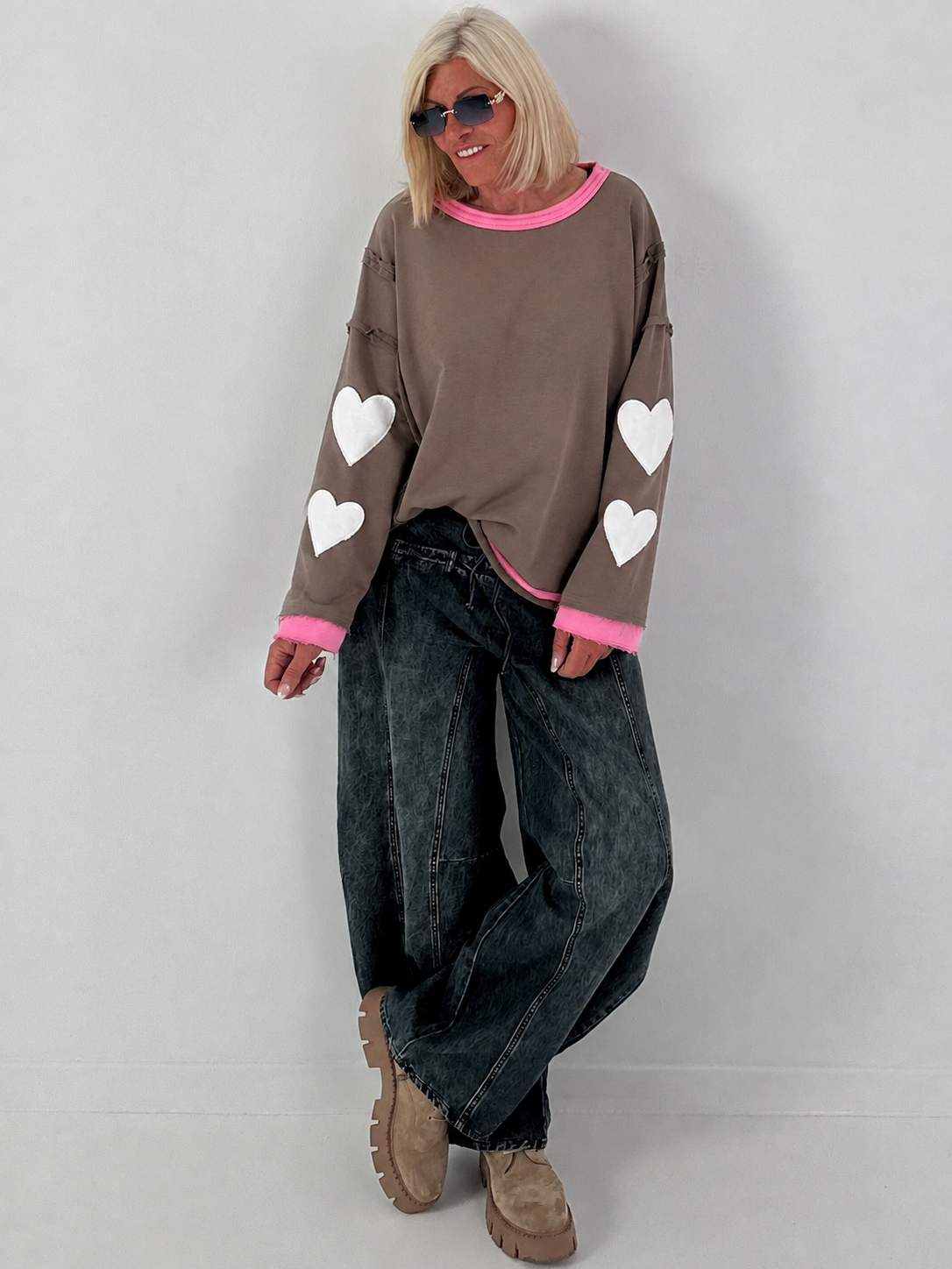 Sweatshirt mit trendigen Herzelementen - taupe