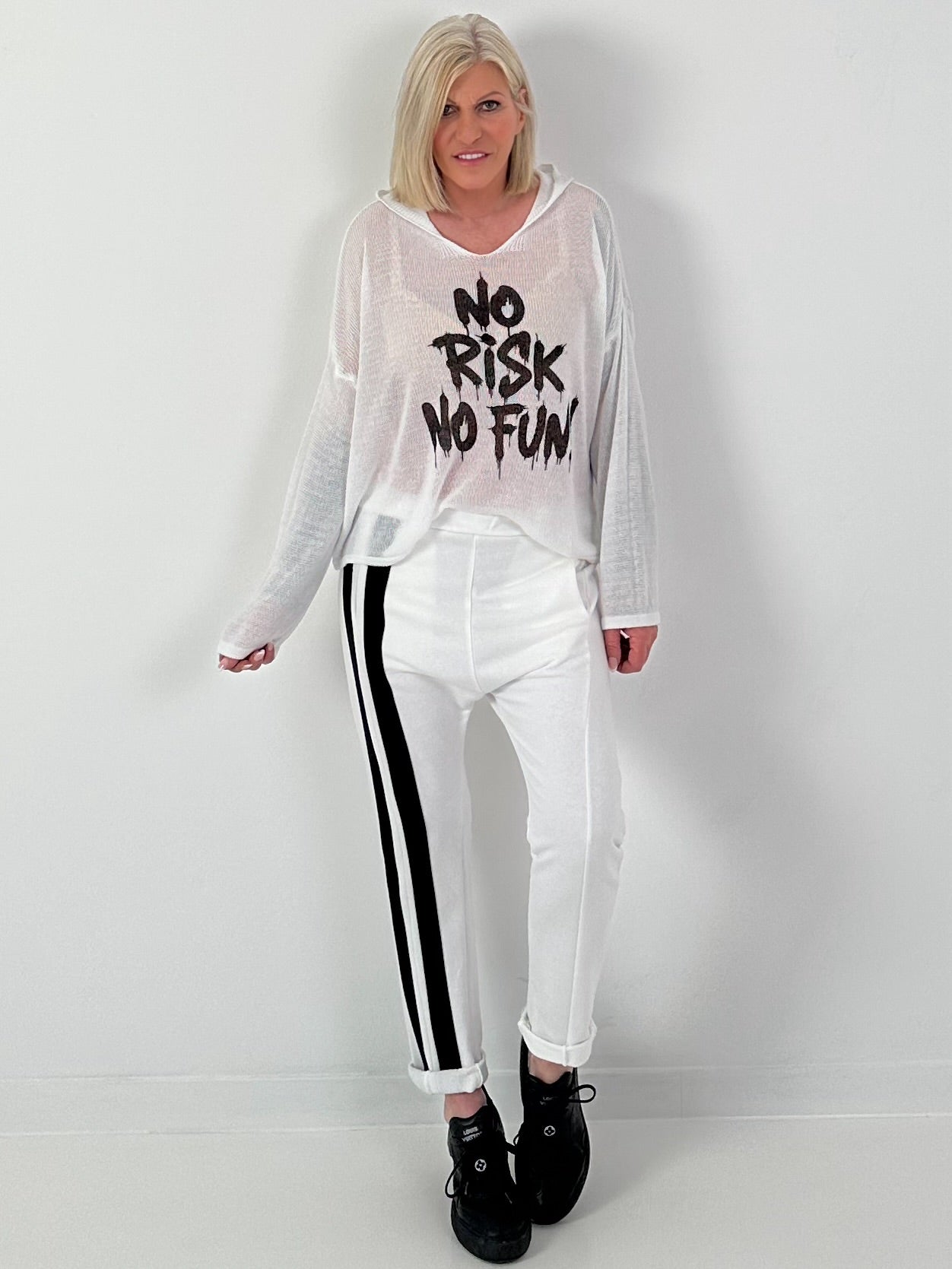 Leichter Strickpulli mit Kapuze No Risk No Fun - weiss