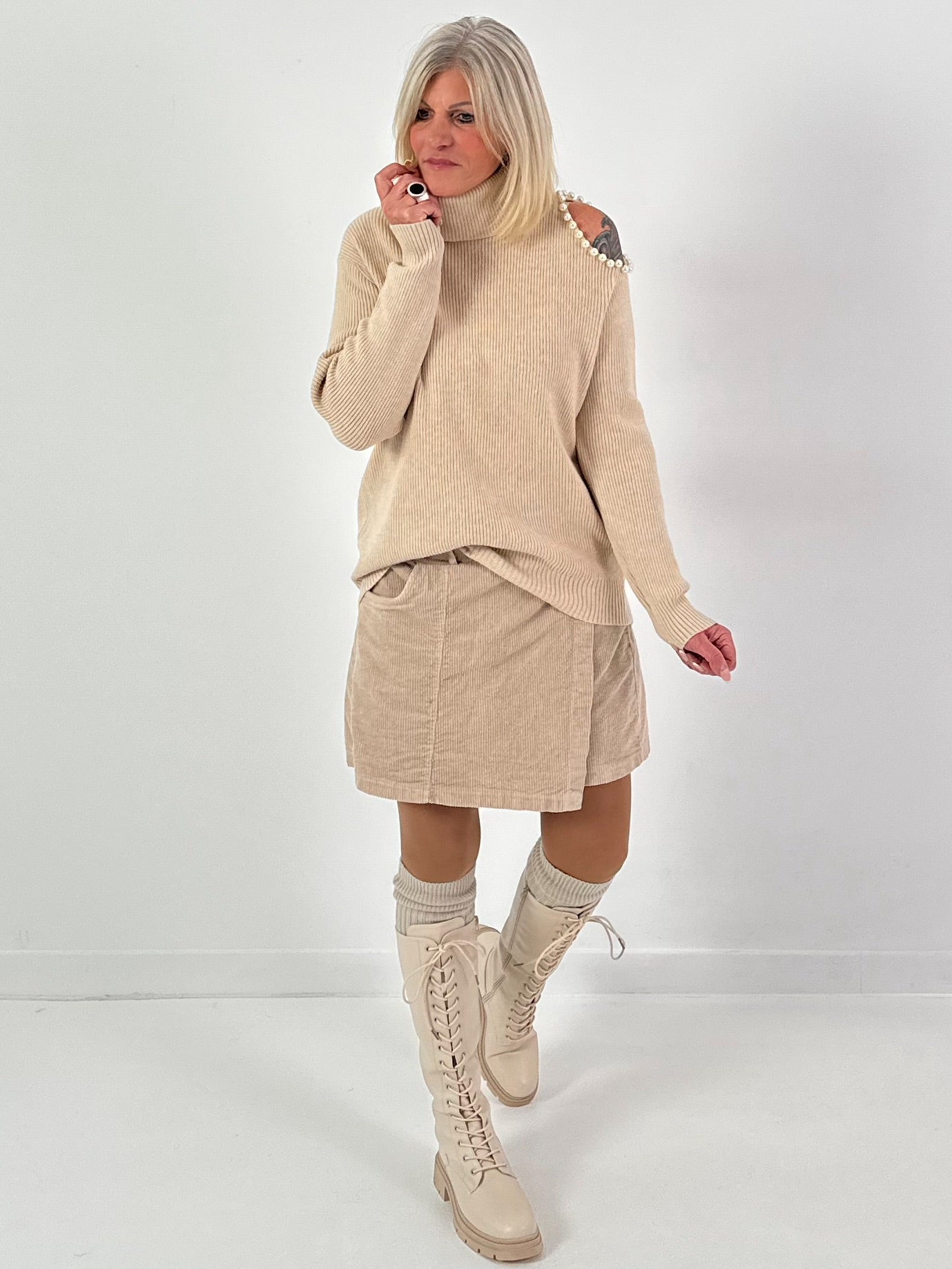 Open schouder trui model "Pearl Edge" - beige