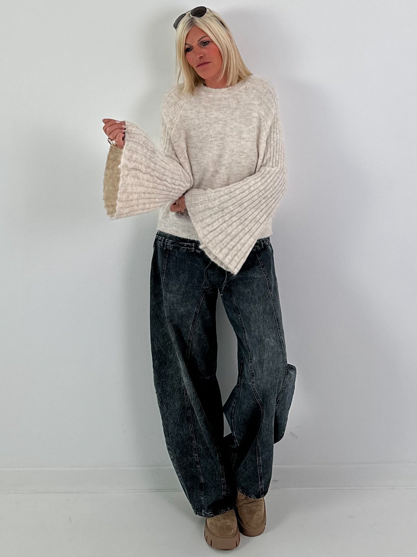 Weicher Pullover mit stylischen Trompetenärmeln - beige