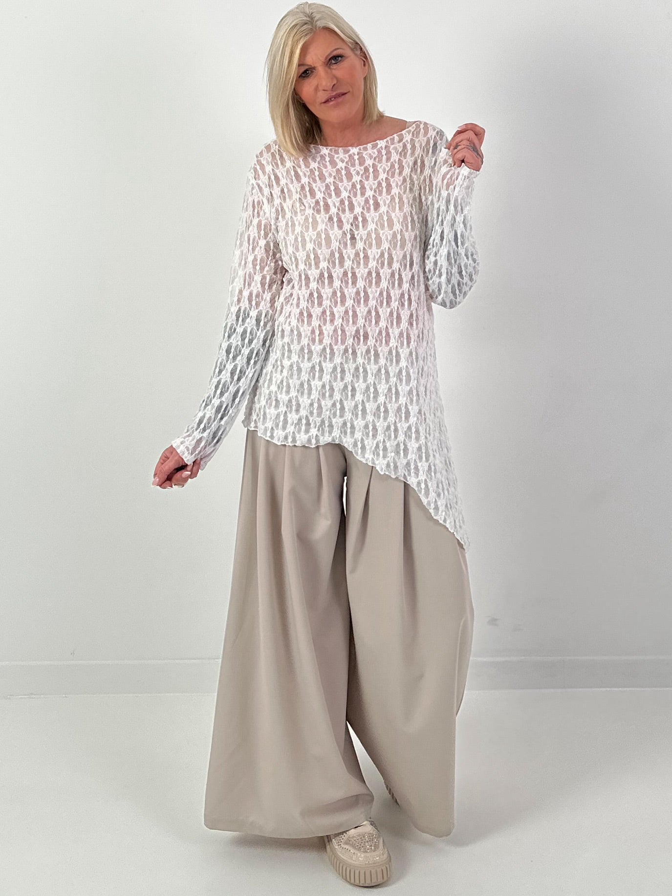 Asymmetrisches Spitzenshirt mit Muster - weiss
