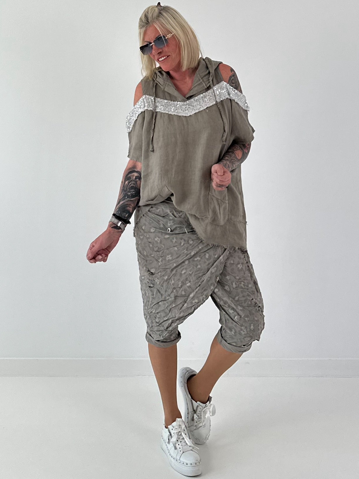 Leinen Shirt mit Pailletten und Cold Shoulder - taupe