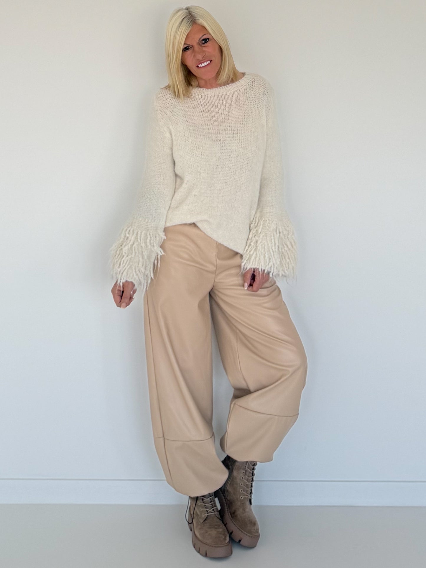 Kuschliger Pullover mit Fransen-Details - creme