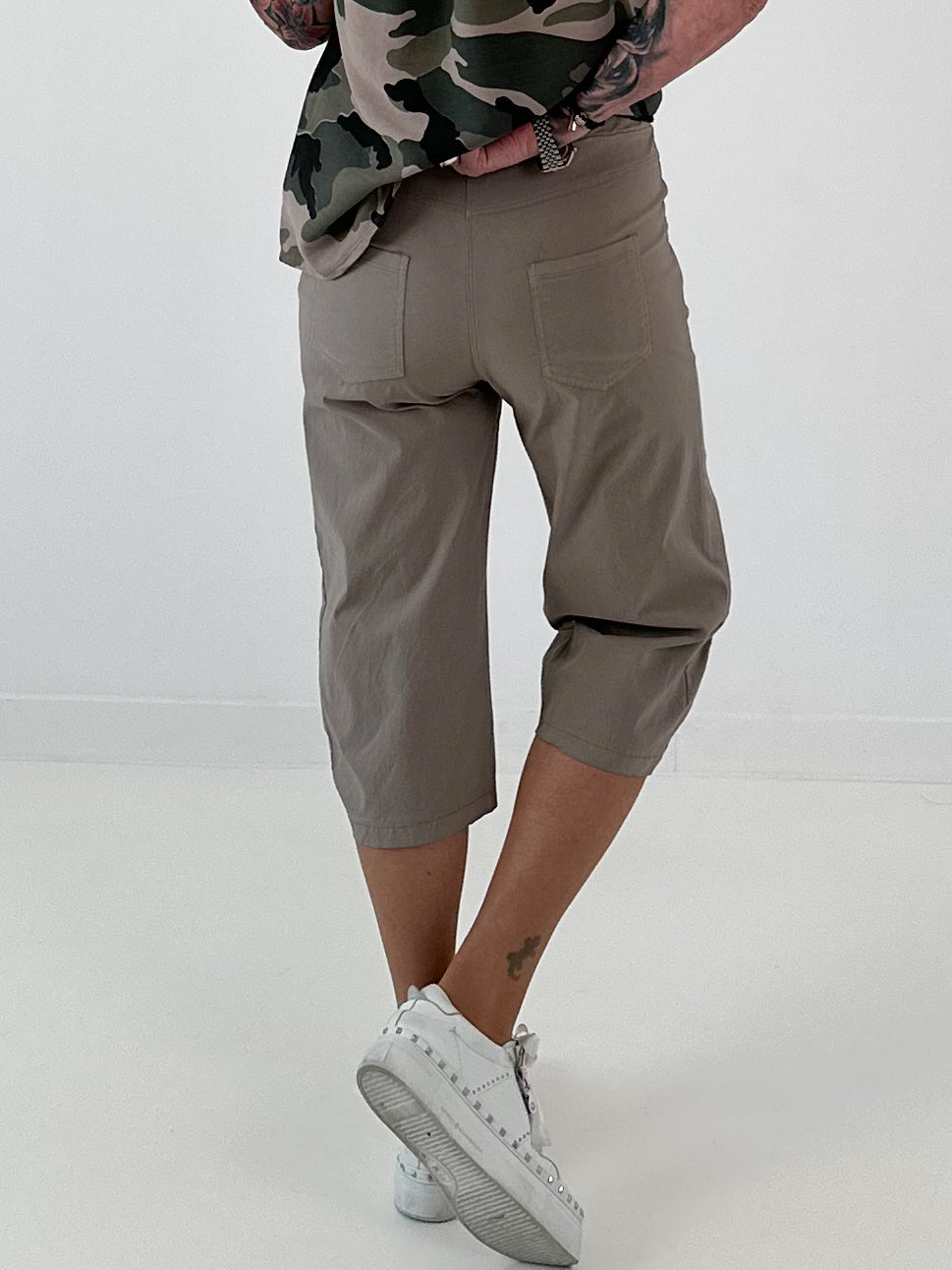 Hose mit Druckknöpfen Details - taupe