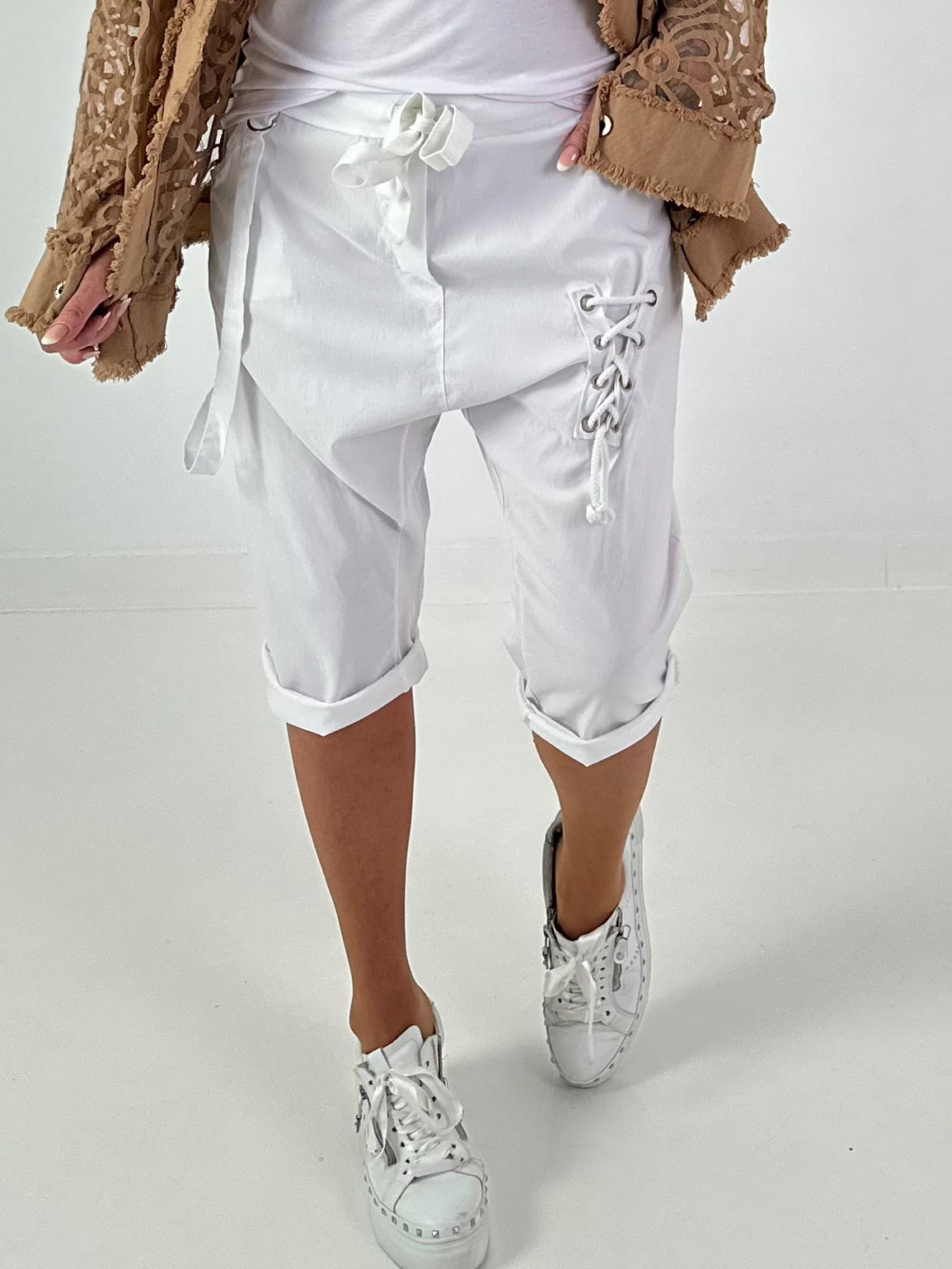 Baggy Short mit Schnürdetail - weiss