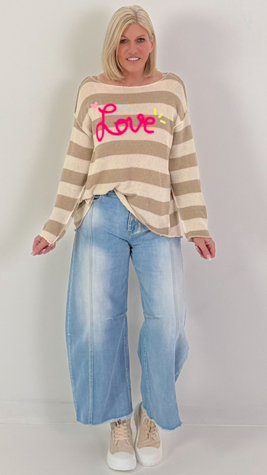 Gestreepte gebreide trui Love - beige-crème