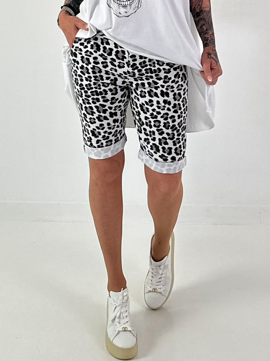Kurze Hose im Leo Look- weiss