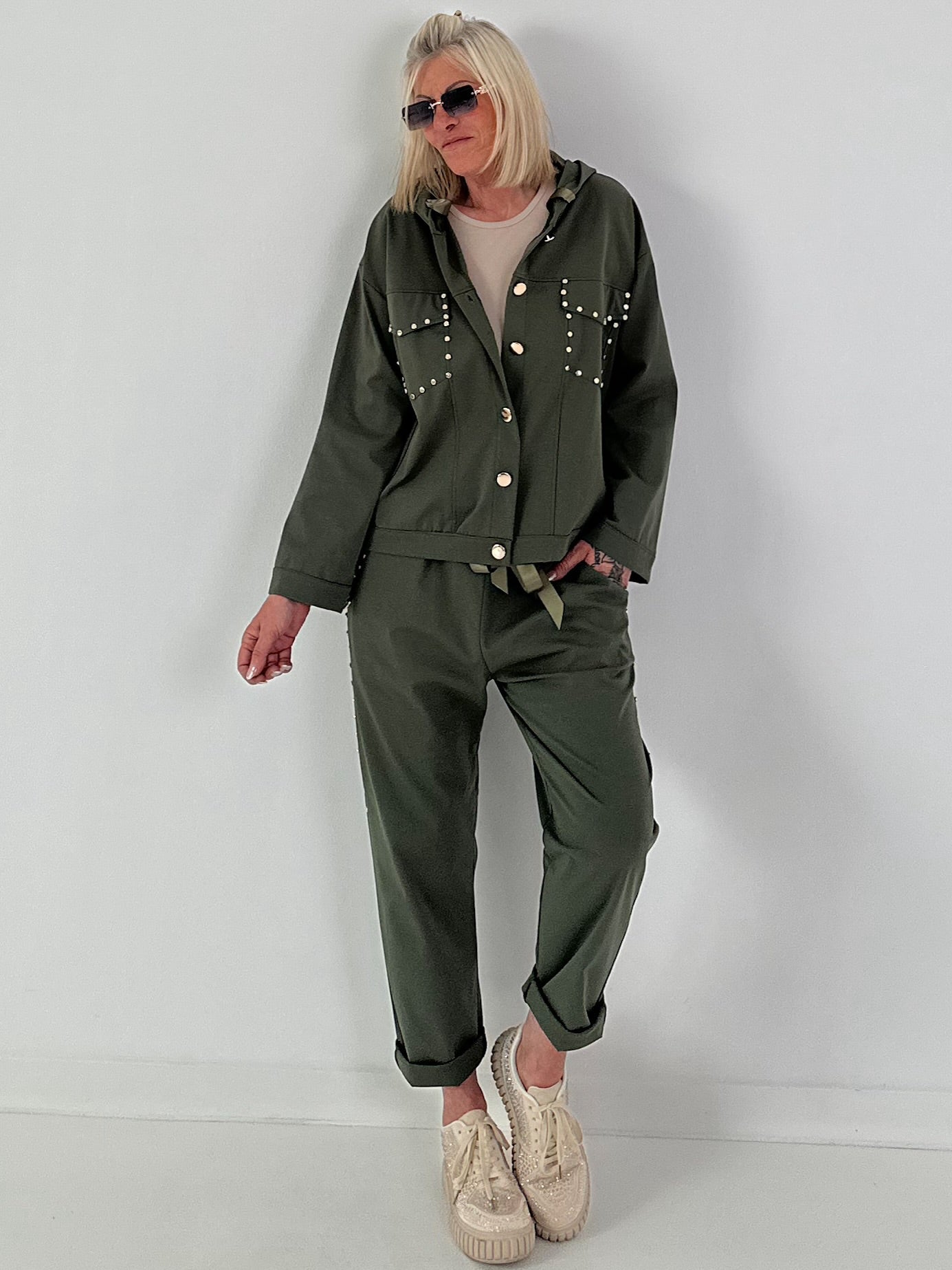 Jacke mit goldenen Nieten-Details - oliv