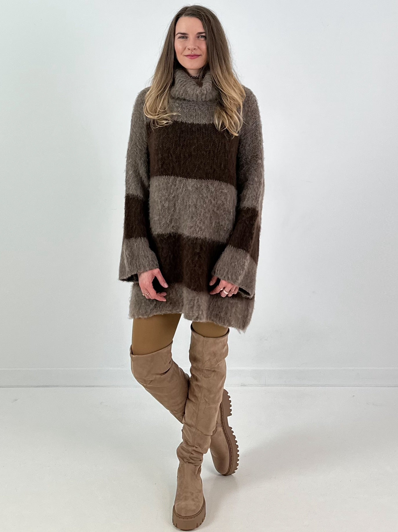 Lange trui/jurk model "Velvet Flow" - koffie-taupe