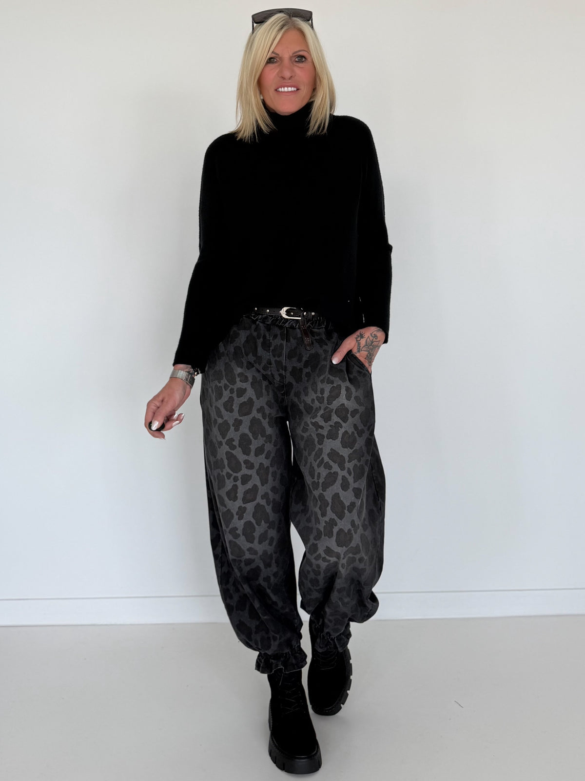 Jeans-Pumphose im Allover-Leoprint mit Gürtel - used-black ( lieferbar ab ca.09.10.26)