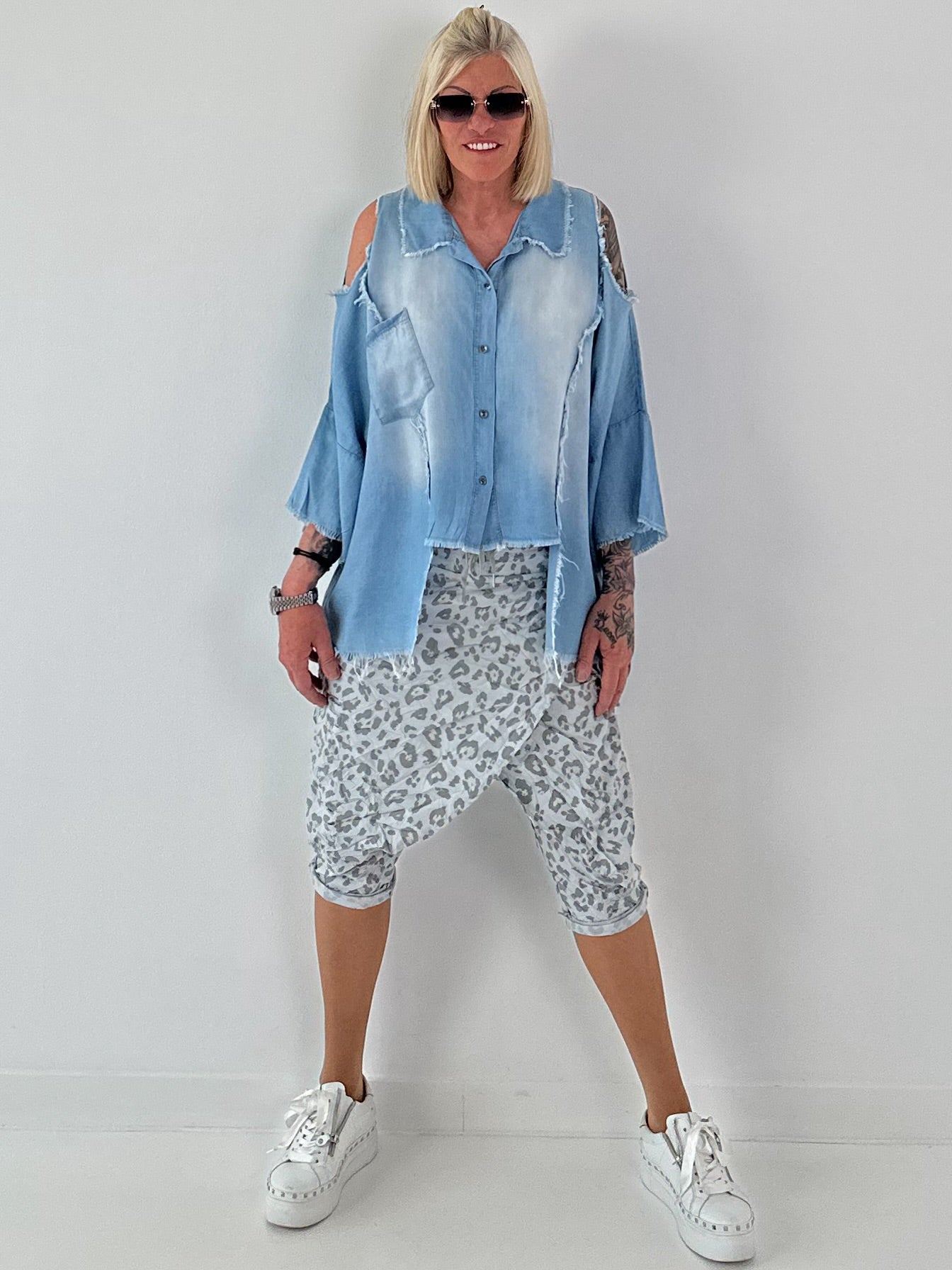 Jeanshemd mit Cold Shoulder und fransigen Abschlüssen - hellblau