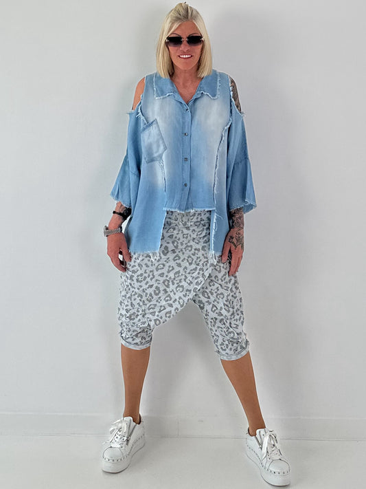 Jeanshemd mit Cold Shoulder und fransigen Abschlüssen - hellblau