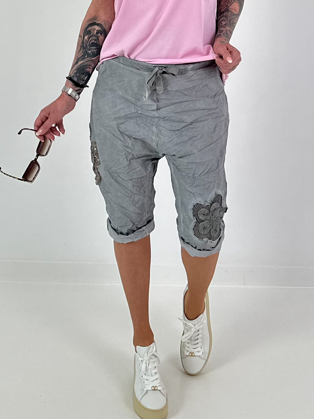 Kurze Baggy mit Häkelblumen und Pailletten - grau