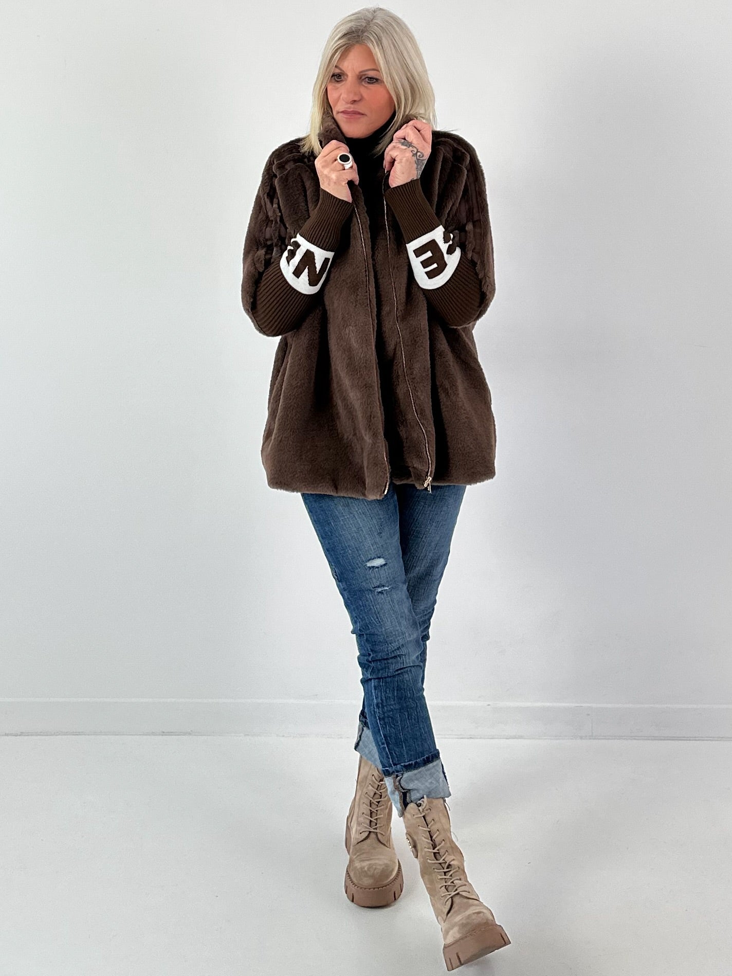 Bontjas met gebreide mouwen, model "Fluffline" - chocolade