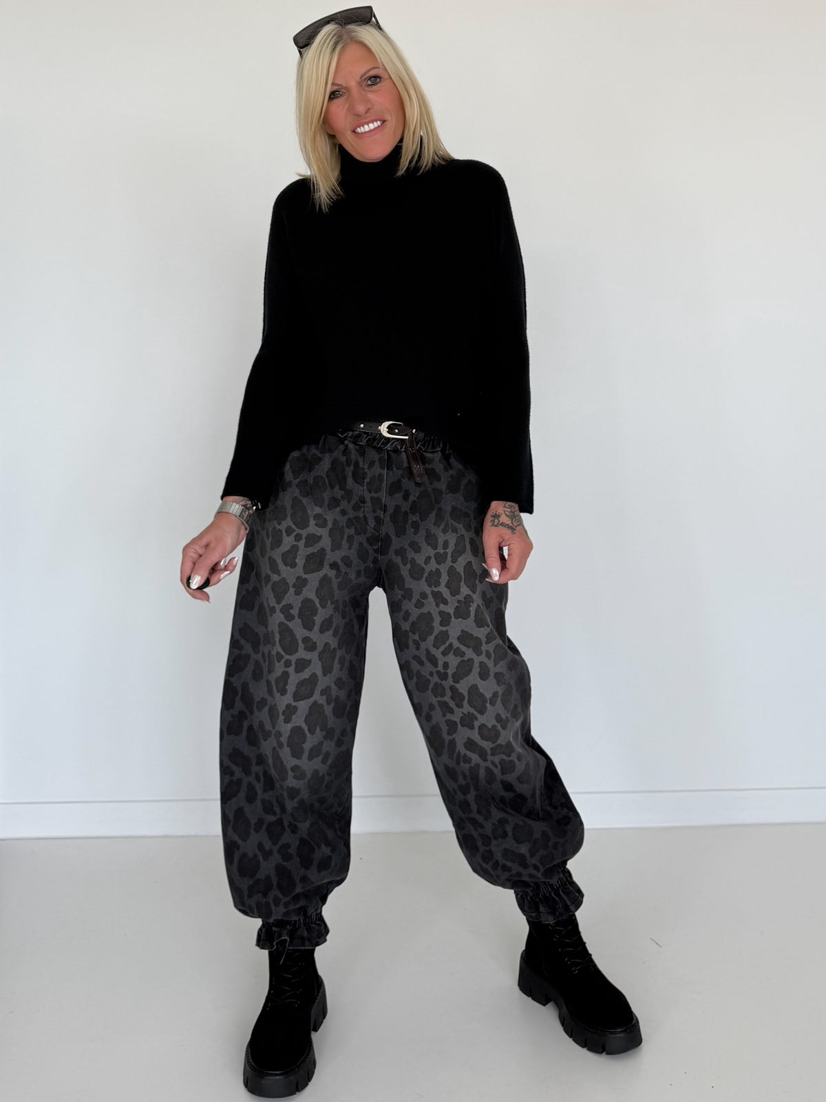 Jeans-Pumphose im Allover-Leoprint mit Gürtel - used-black ( lieferbar ab ca.09.10.26)