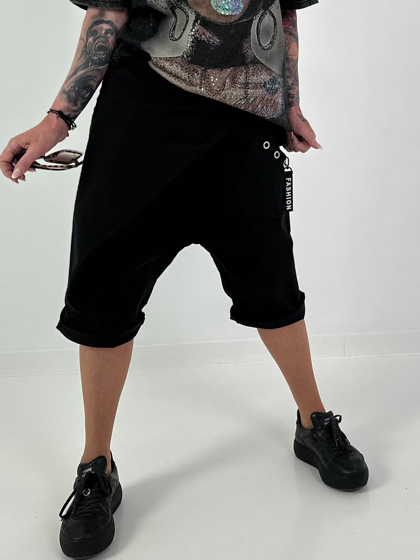 Baggy Short mit Überwurf und Tasche mit Details - schwarz