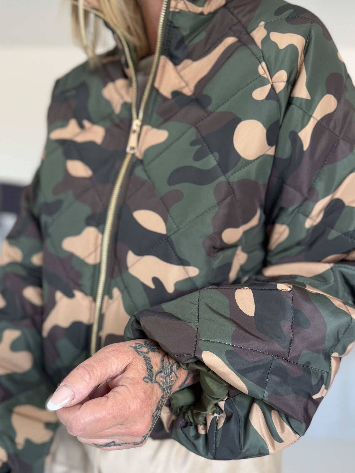 Puffy-Bomberjacke im Camouflage-Look - oliv-mehrfarbig